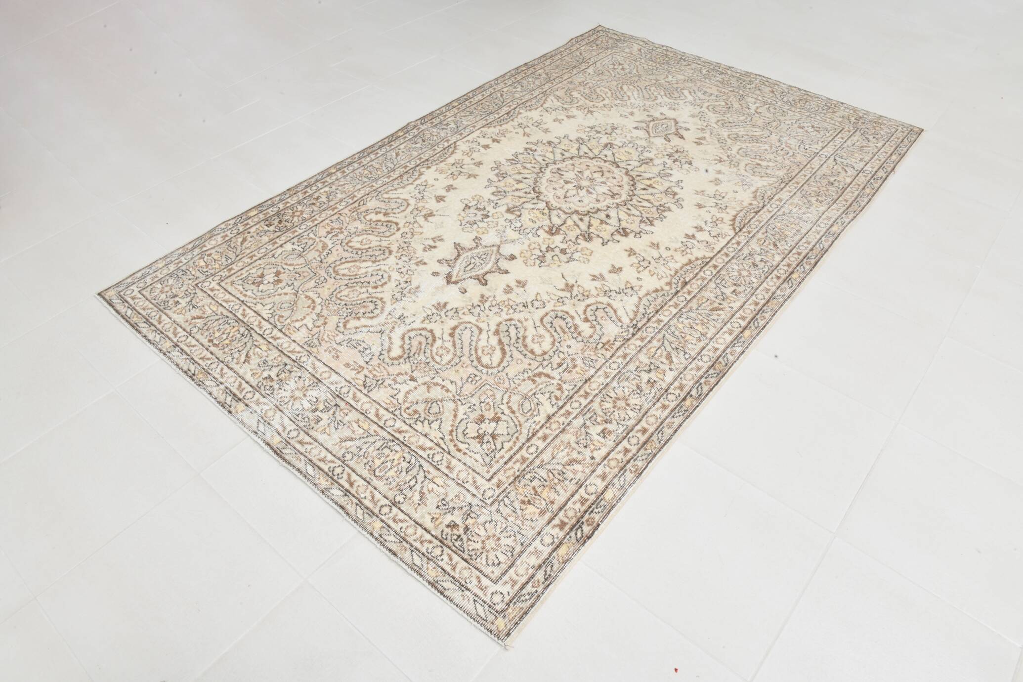 Grand tapis vintage tons pastel jaune et vert menthe, faded 312x197Cm