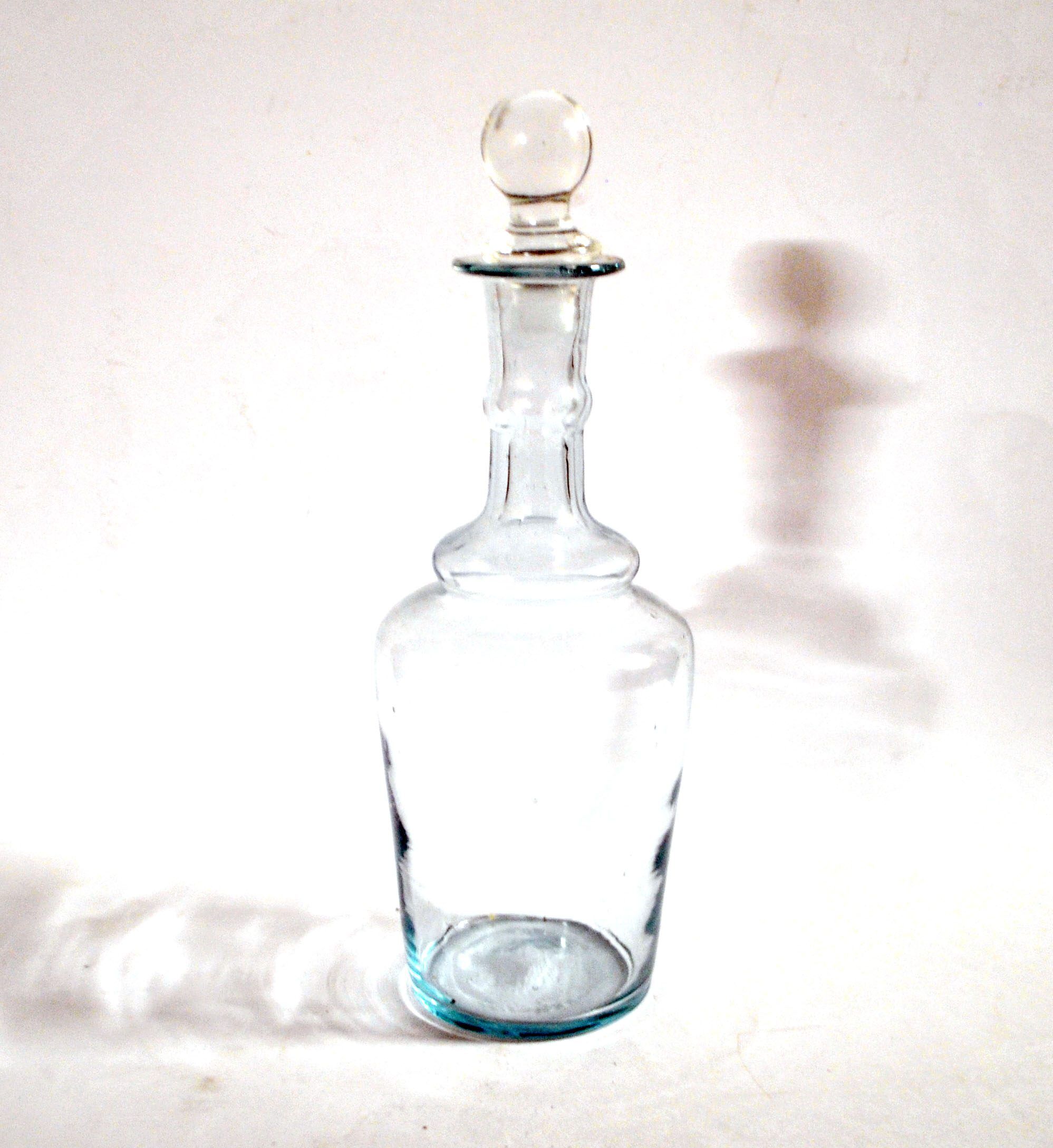 Flacon, carafe ancienne en verre bleuté