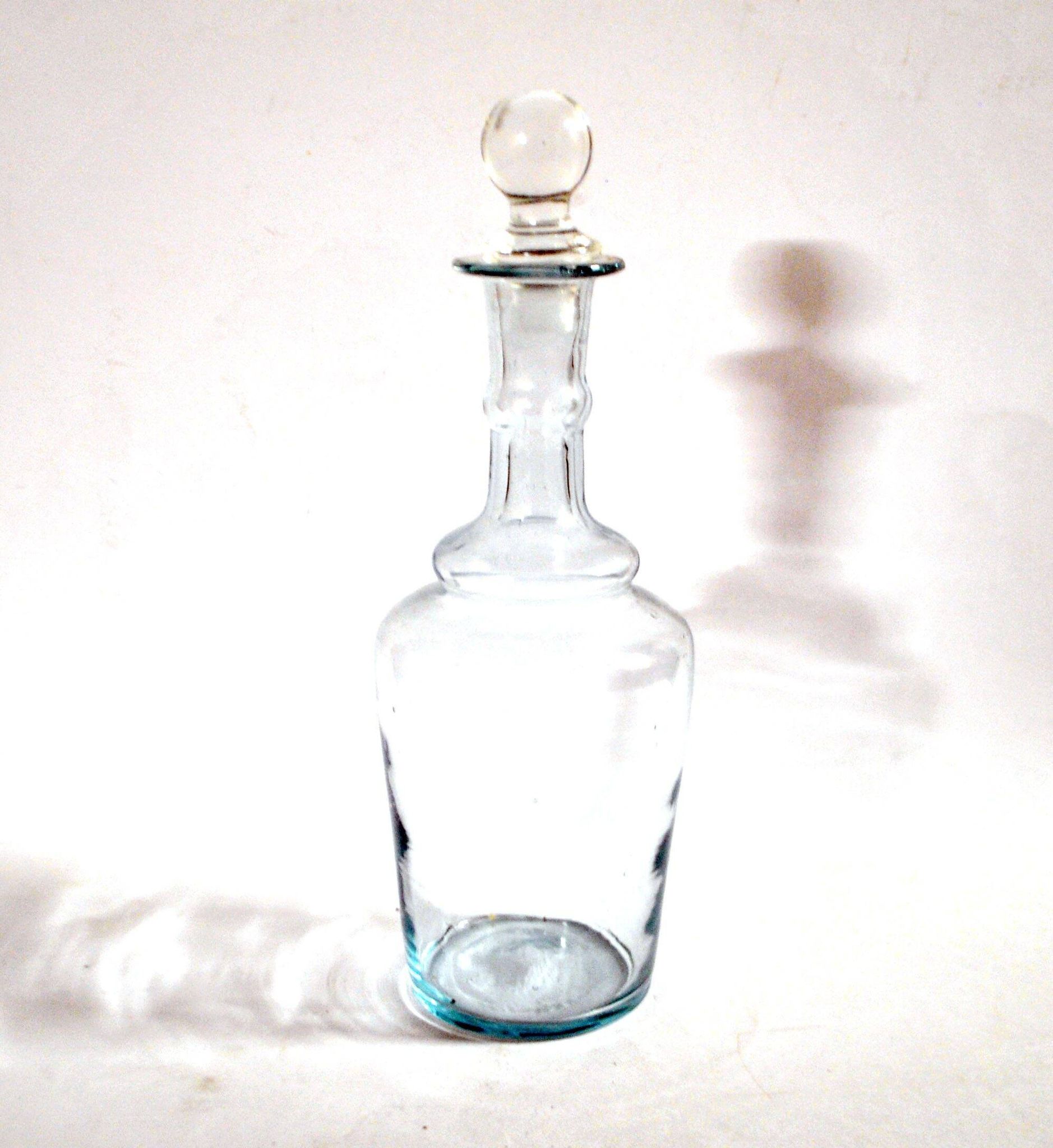 Flacon, carafe ancienne en verre bleuté