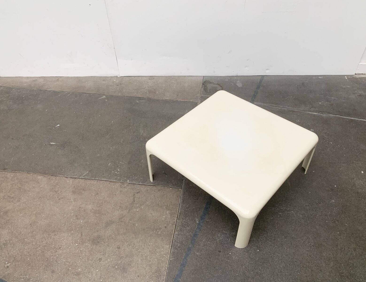 Demetrio lounge coffee table from the Italian space age of the mid-century by Vico Magistretti for Artemide.