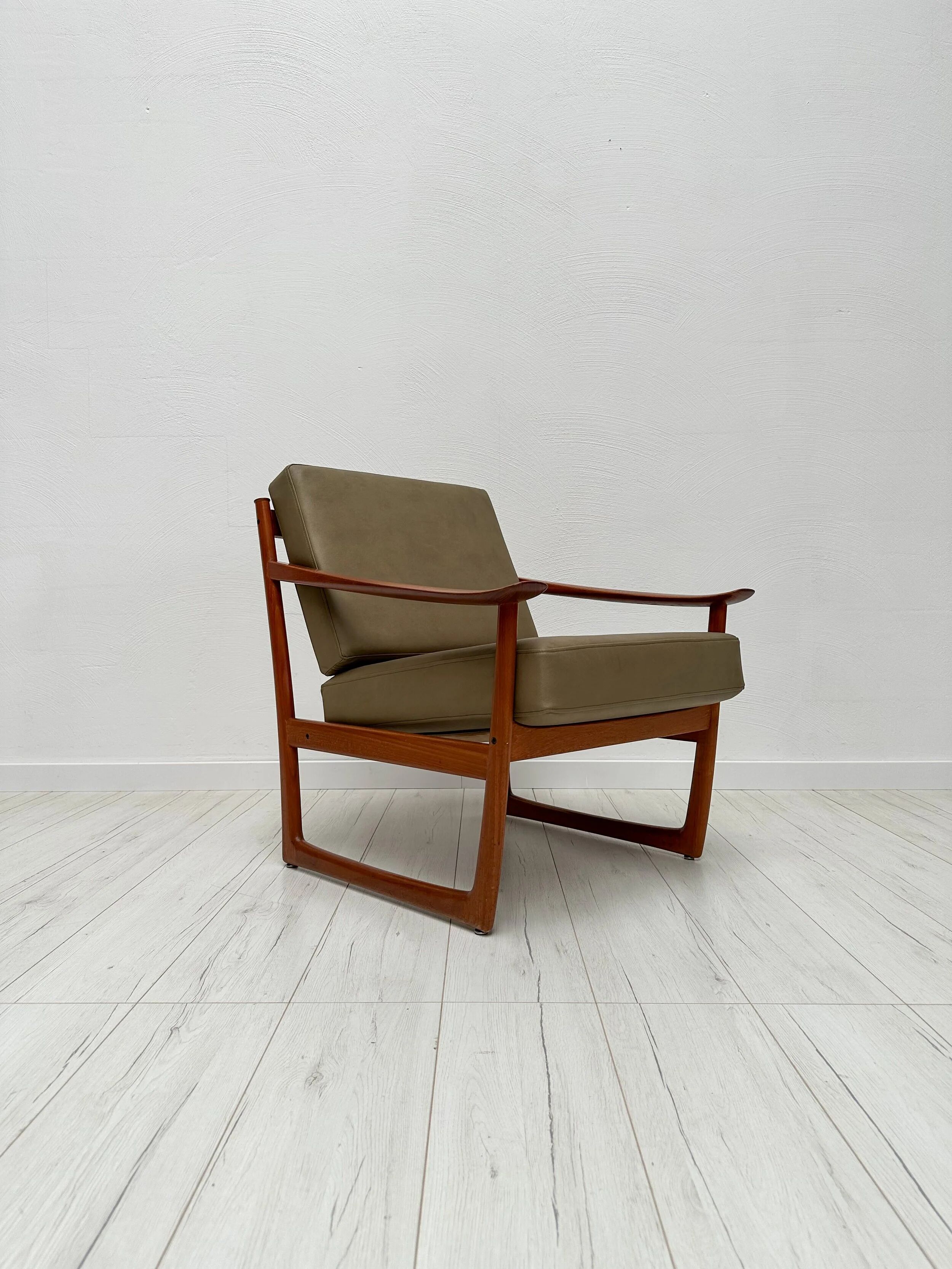 1/2 '60s vintage Danish teak armchair FD 130 by Peter Hvidt & Orla Mølgaard-Nielsen for France & Daverkosen