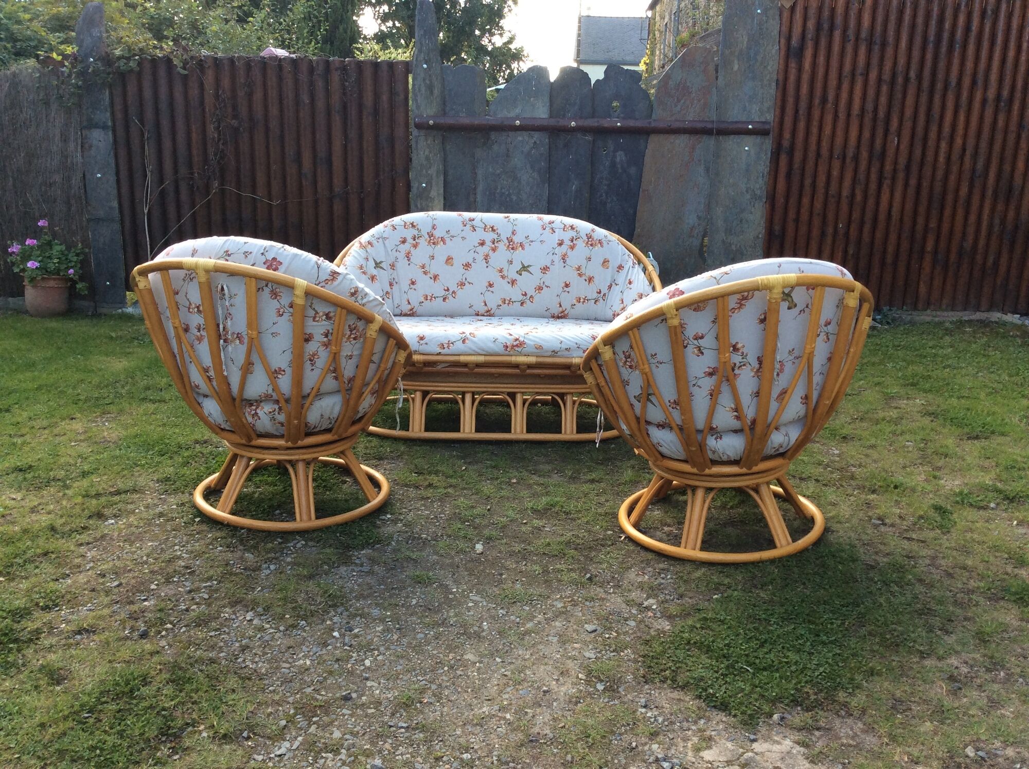 Vintage rattan lounge 1 bench and 2 swivel armchairs in perfect condition.