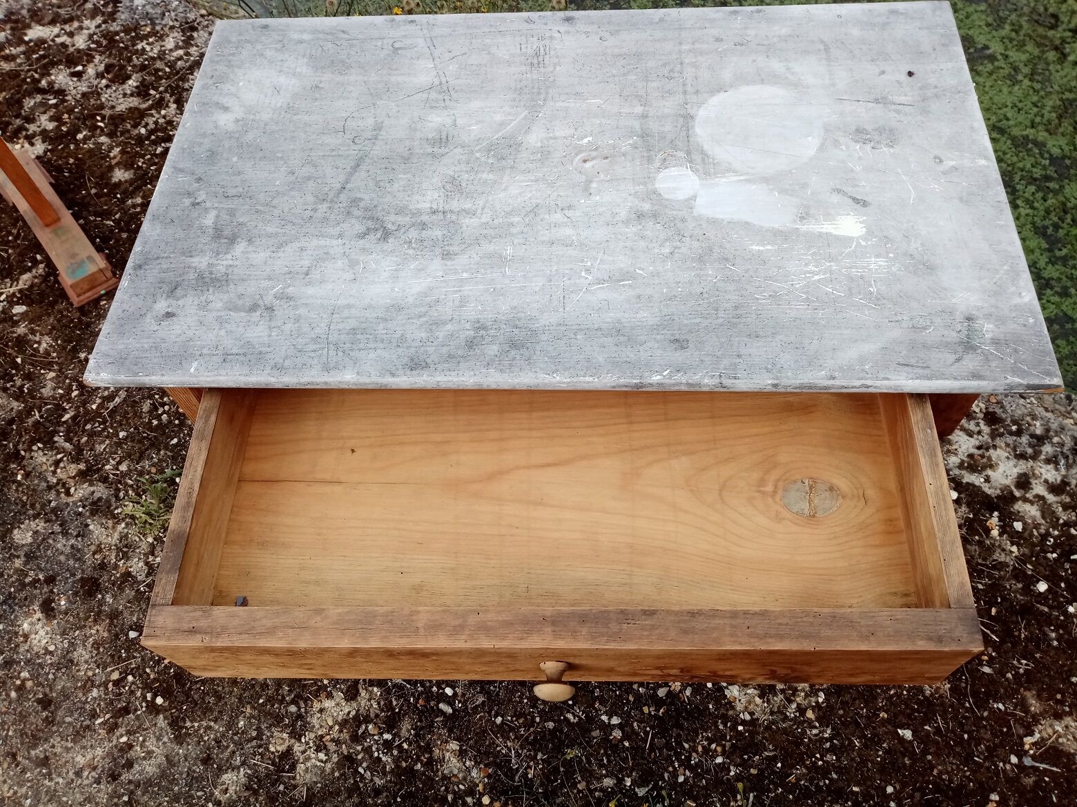 Table /bureau/table de toilette/meuble d'appoint ancien en pichepin