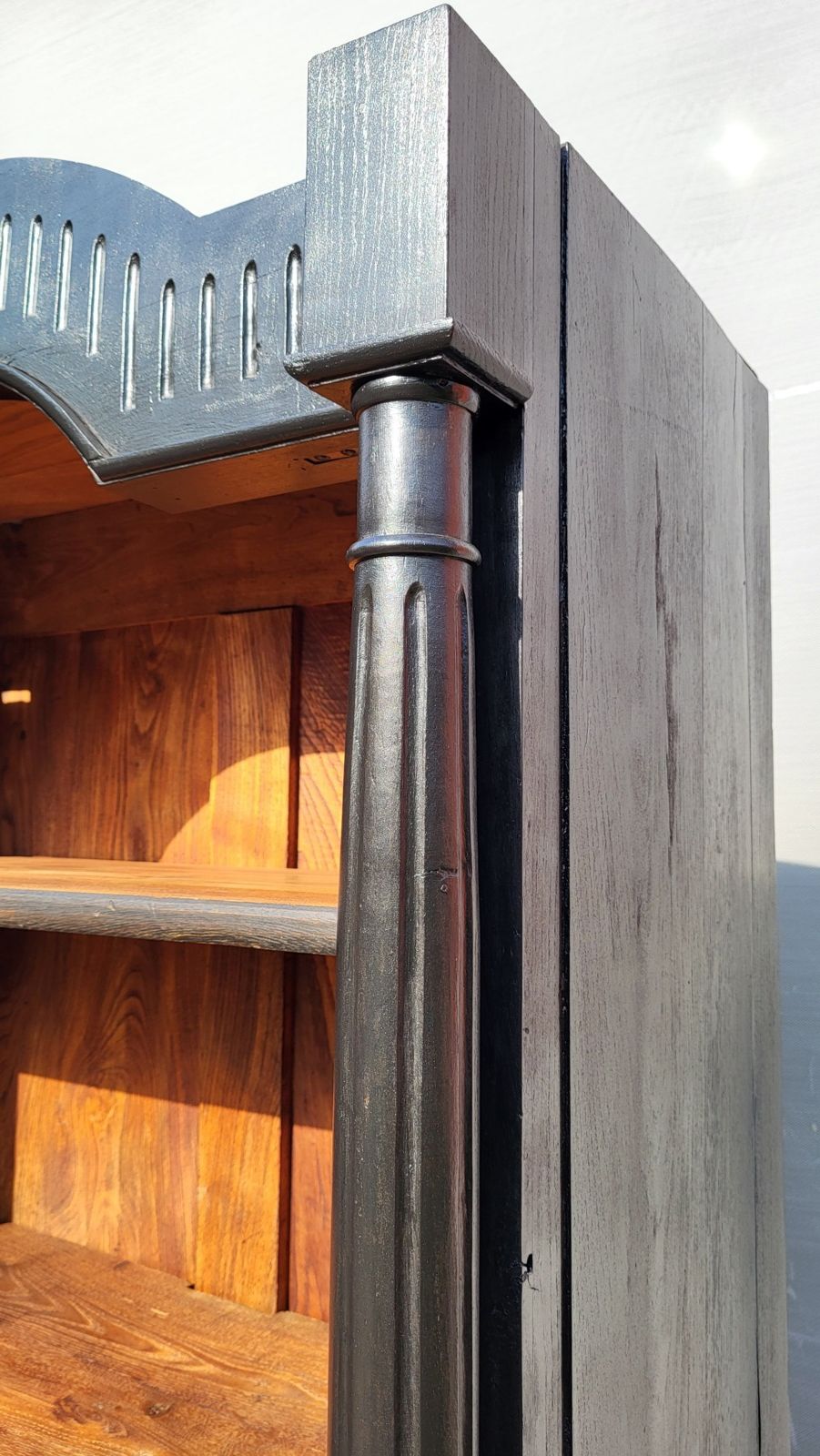Monumental library with black two-tone oak.