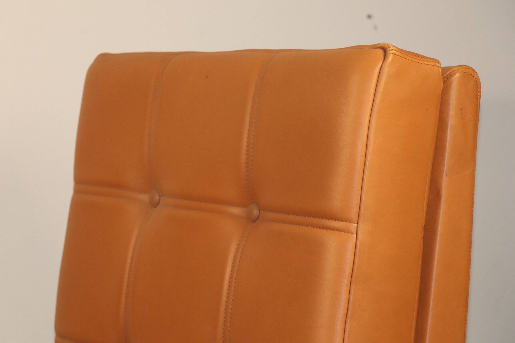 Paire de fauteuils vintage années 50 en bois noir et cuir caramel
