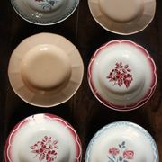 6 assiettes creuses dépareillé Digoin Sarreguemines rouge bleu rose