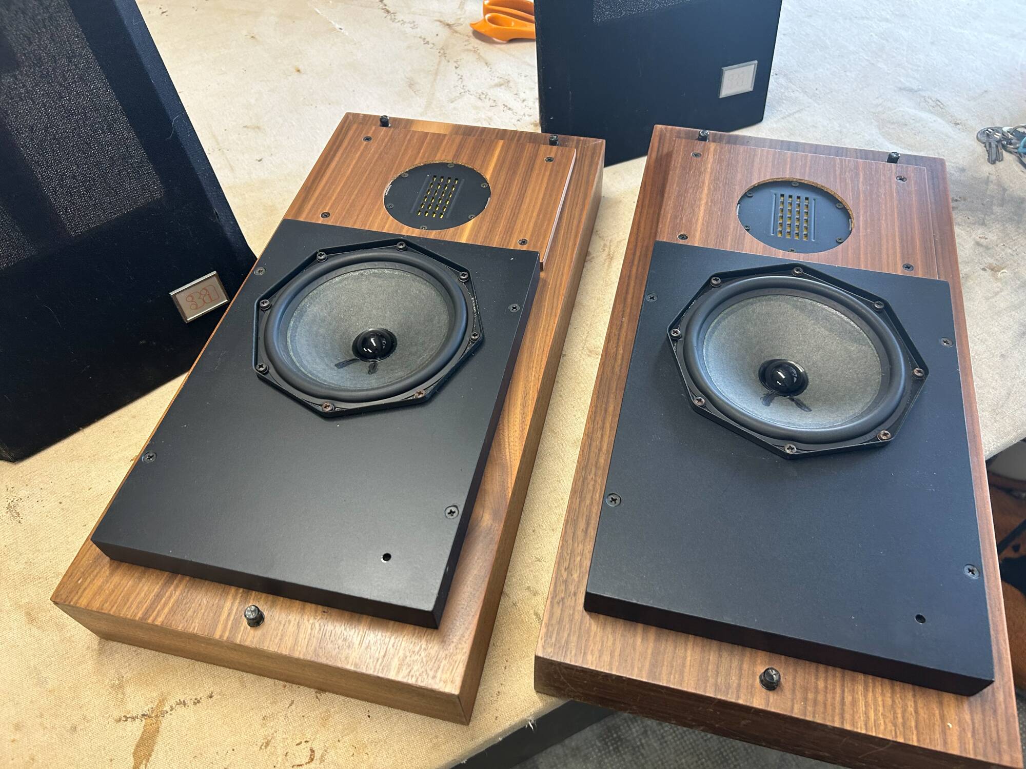 Triphonic coffee table • TR800 3A and its 2 speakers