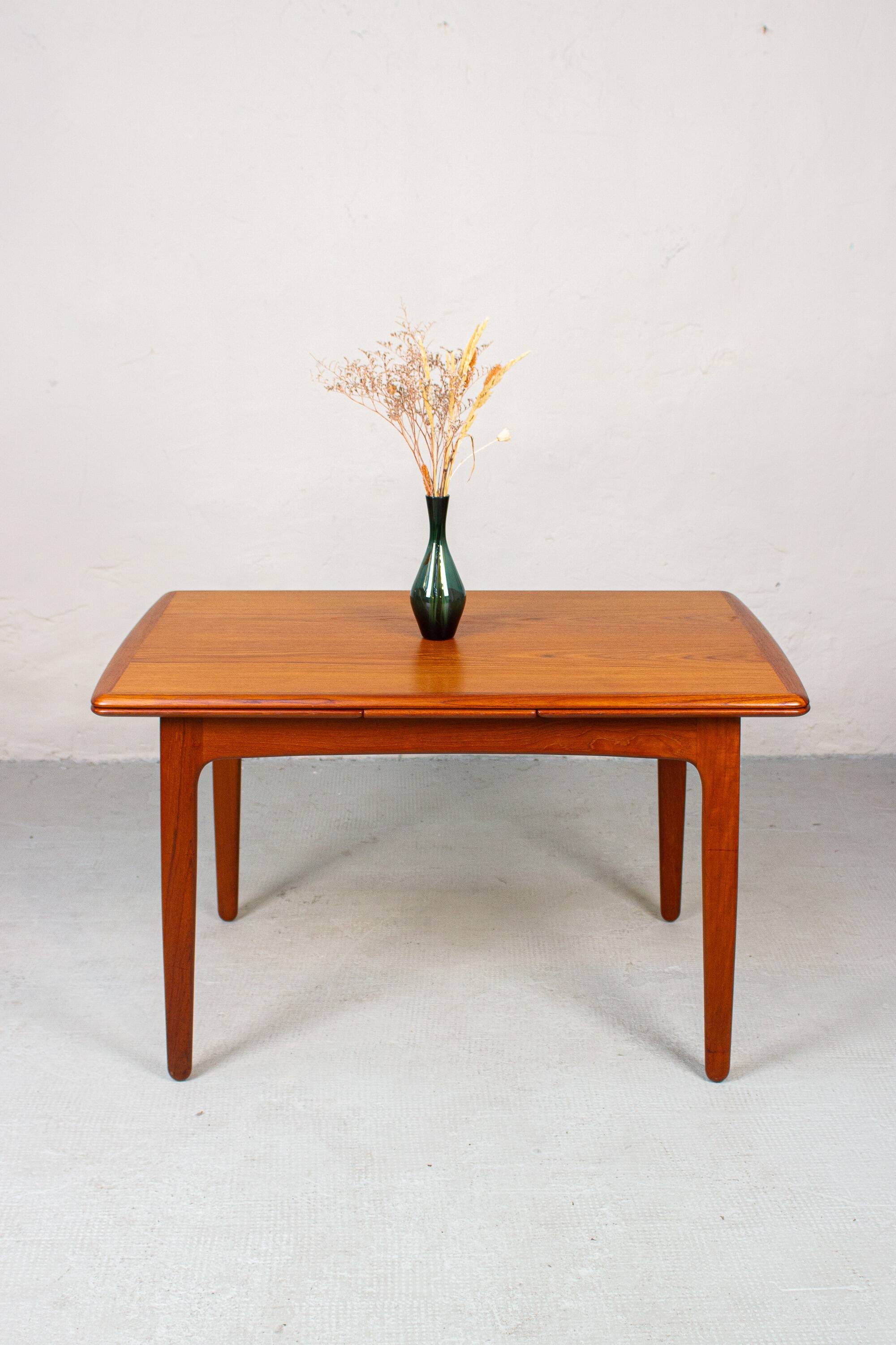 Dining table Svend Aaage Madsen in vintage teak, mid-century Danish from the 1960s.