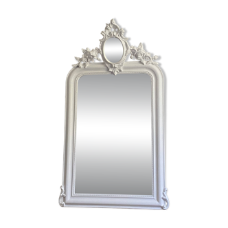 Late 19th-century mirror with a decorated pediment. 112x66.