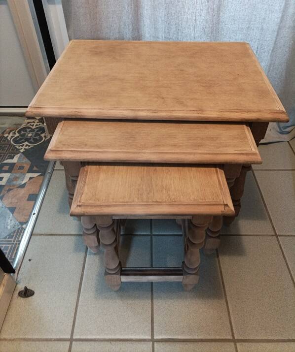 Air-glued solid wood nesting table
