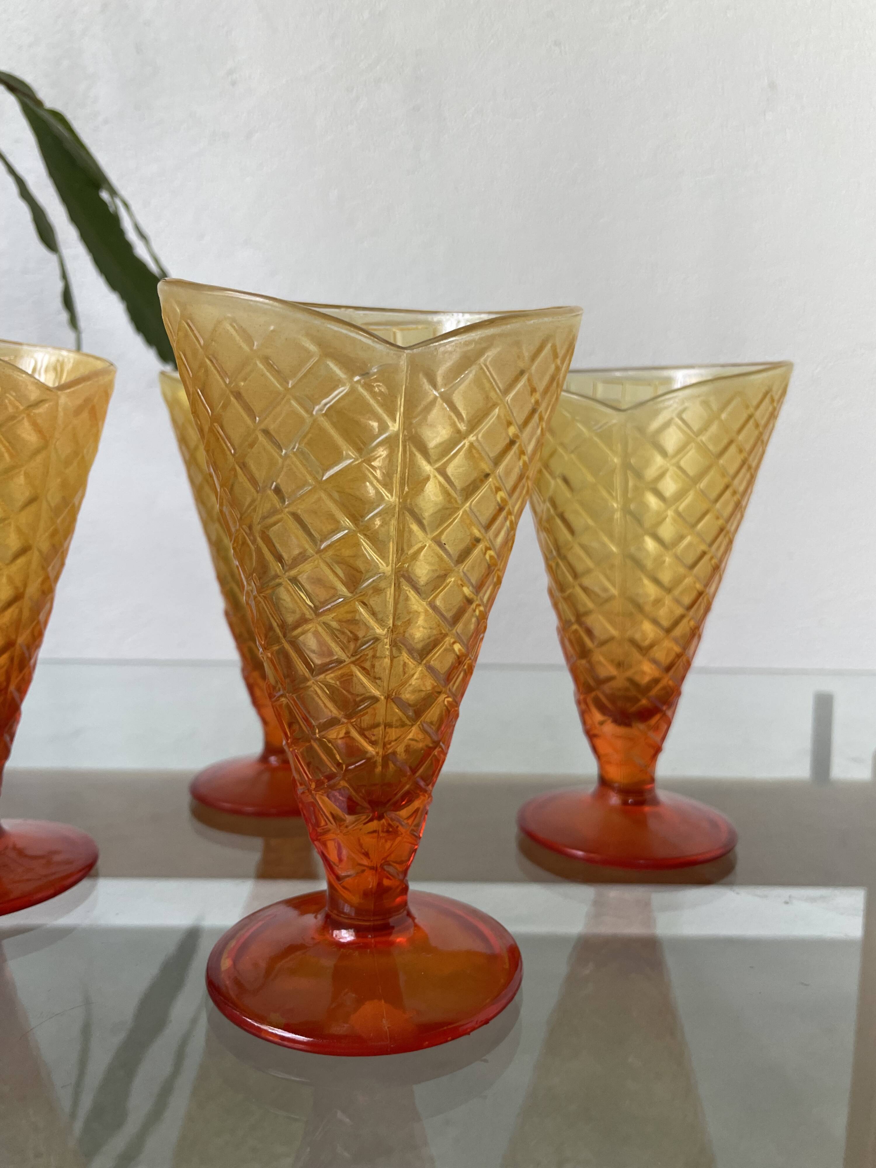 Coupe à glace en forme de cornet vintage