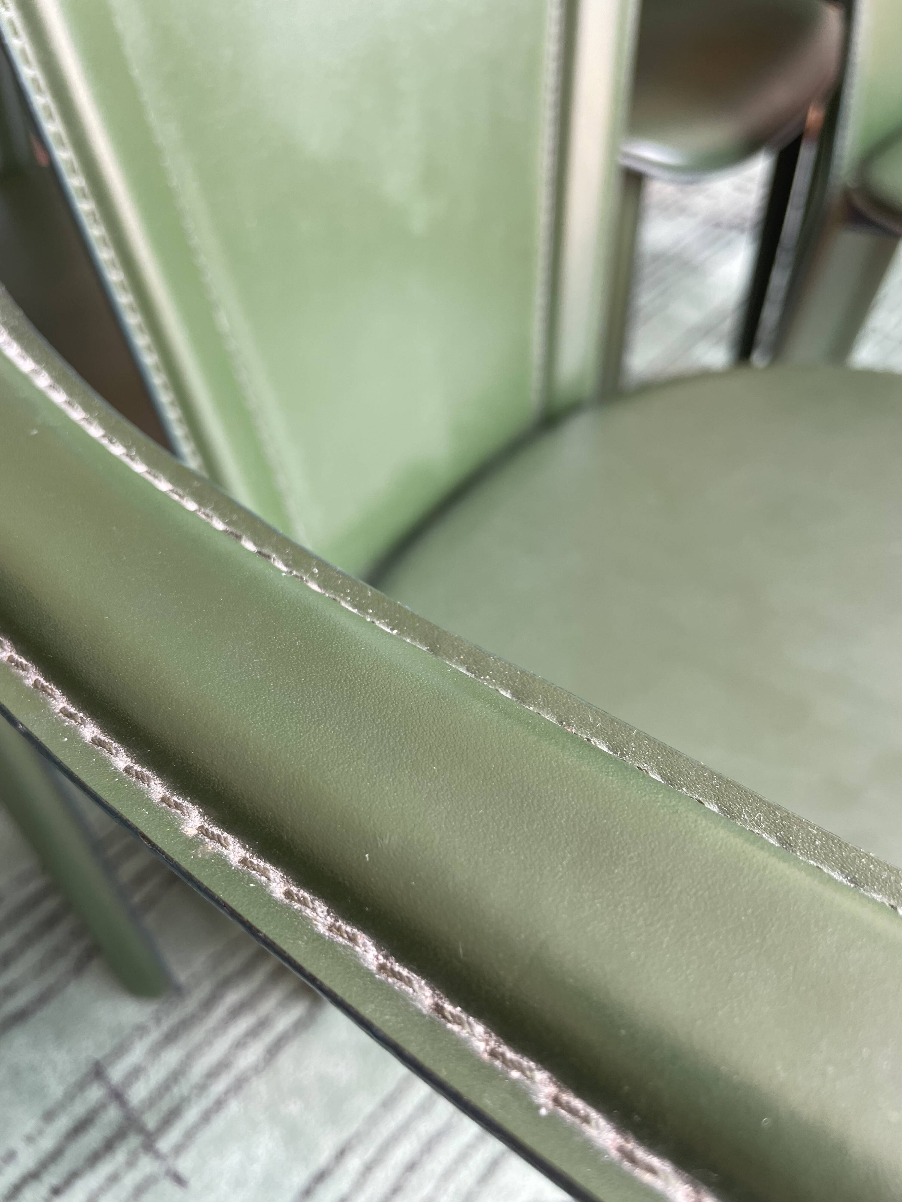 6 chaises attribuées à Costantini en cuir vert