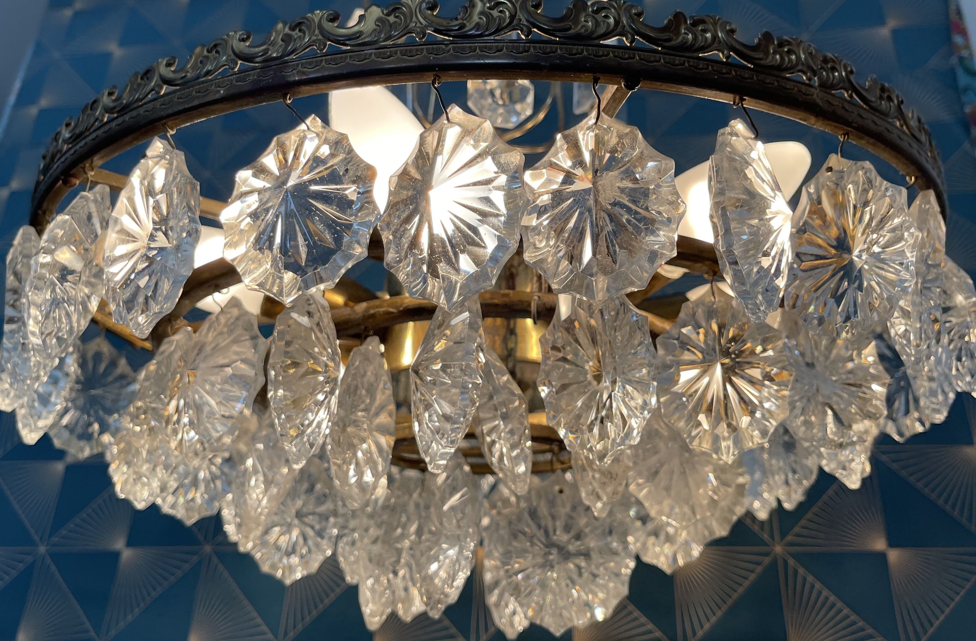 Brass chandelier and glass tassels, 3 floors, 6 burners