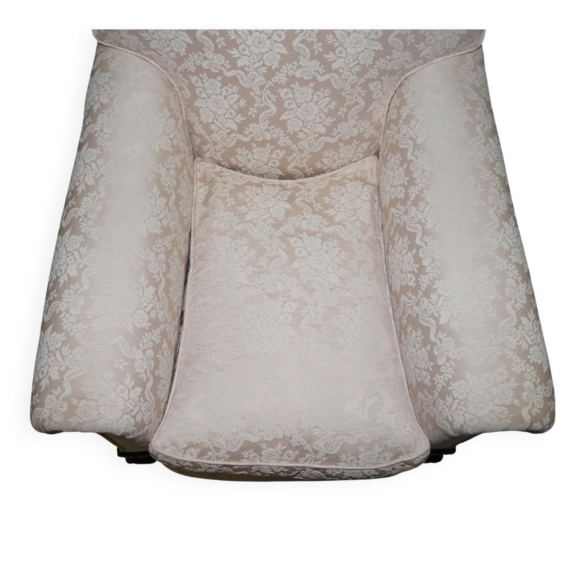 Victorian suite in damask, walnut frame, legs carved in lion's paw.