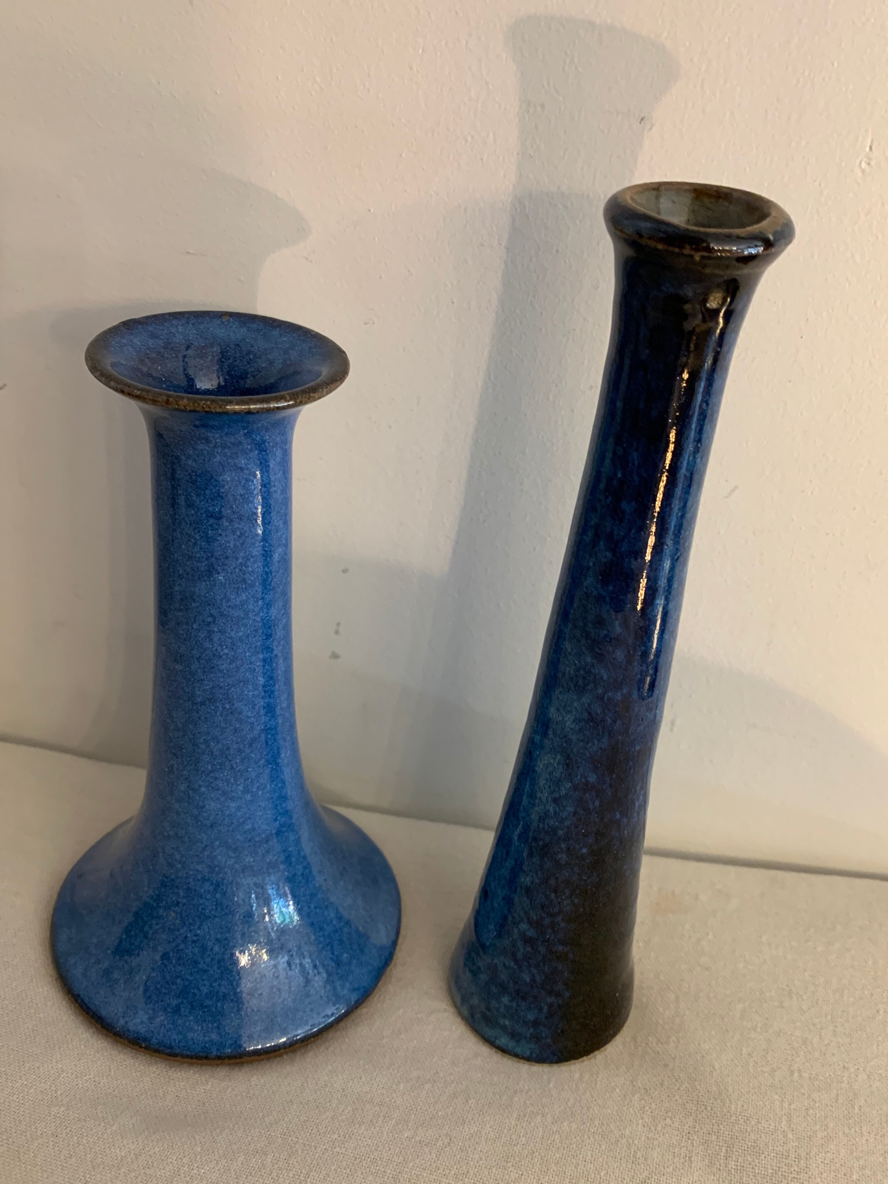 Paire de petits vases soliflores en grès bleu émaillé