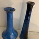 Paire de petits vases soliflores en grès bleu émaillé