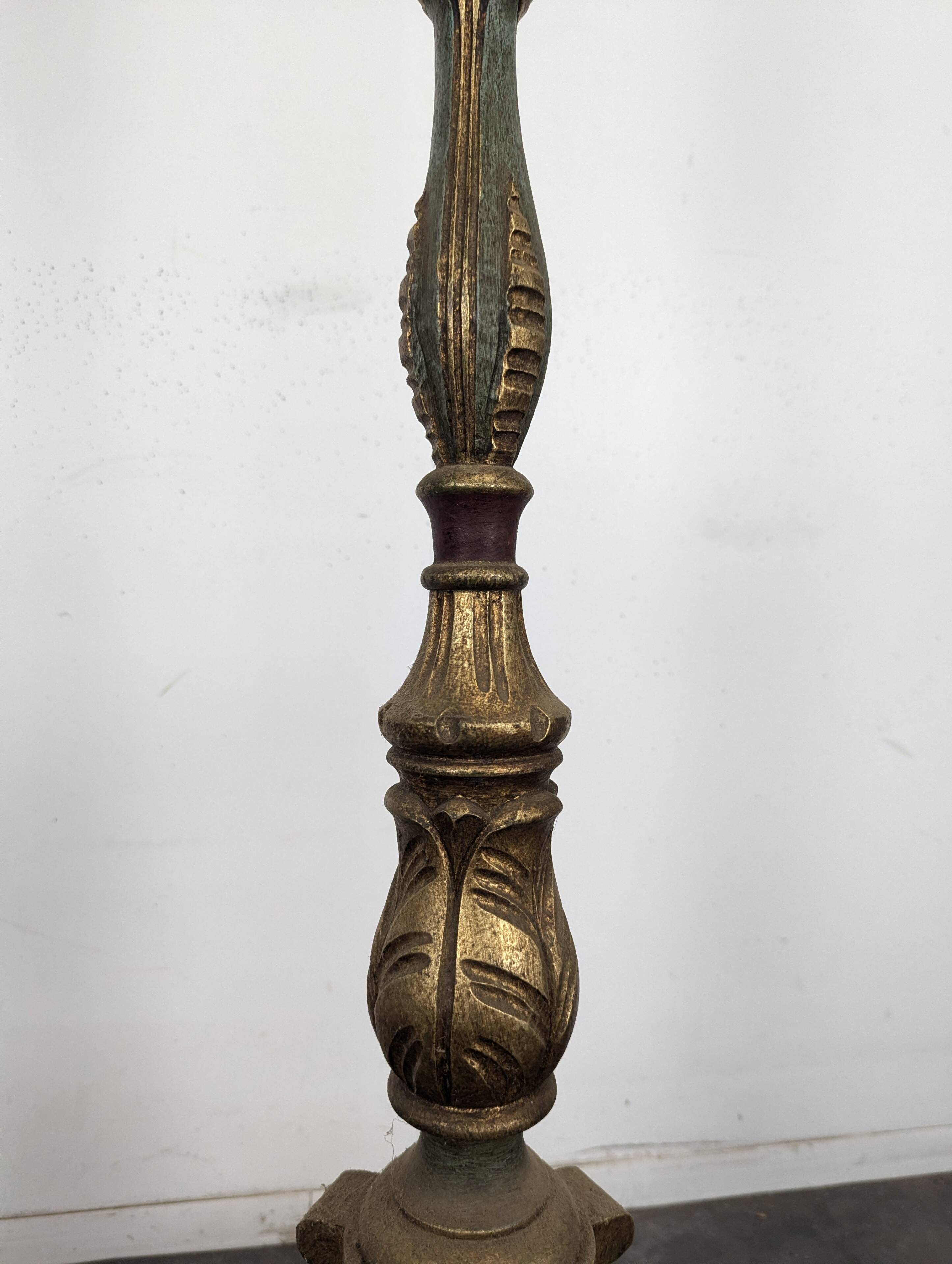 Lampadaire torchère en bois sculpté et doré
