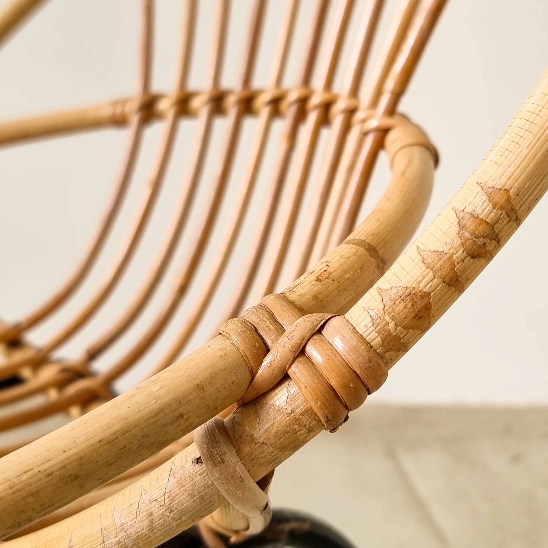 Rattan chaise longue for children