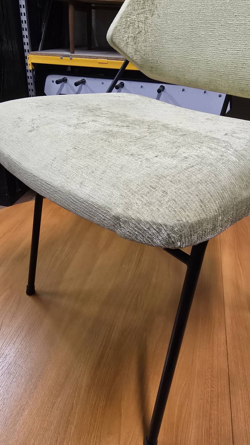 Chaise vintage années 50 en métal noir et tissu vert amande