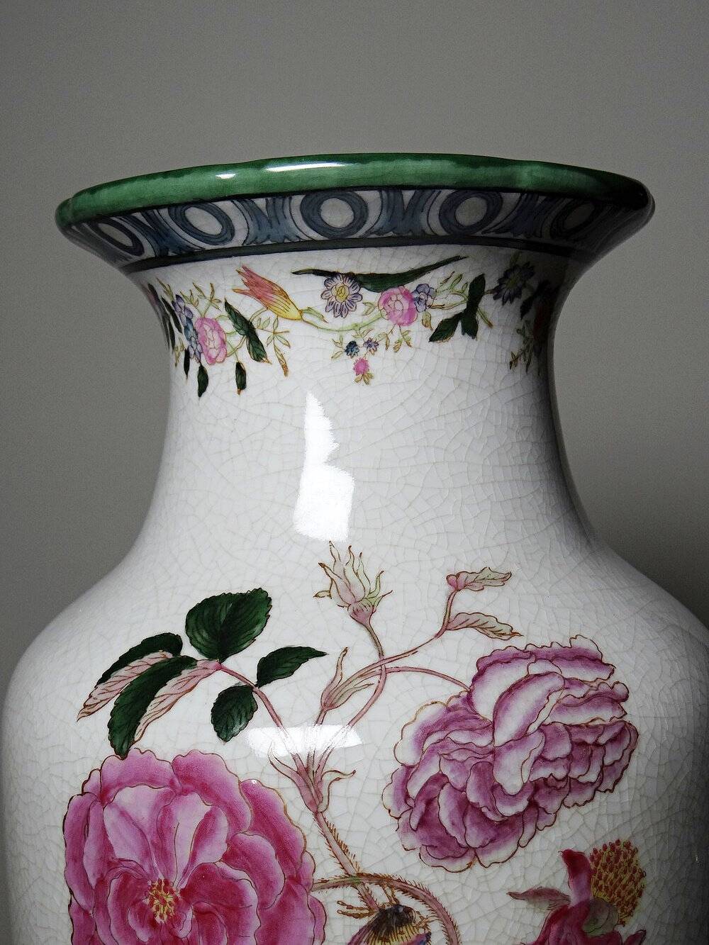 Impressive cracked earthenware vase with polychrome botanical decoration by Wong Lee, 1895, vintage.