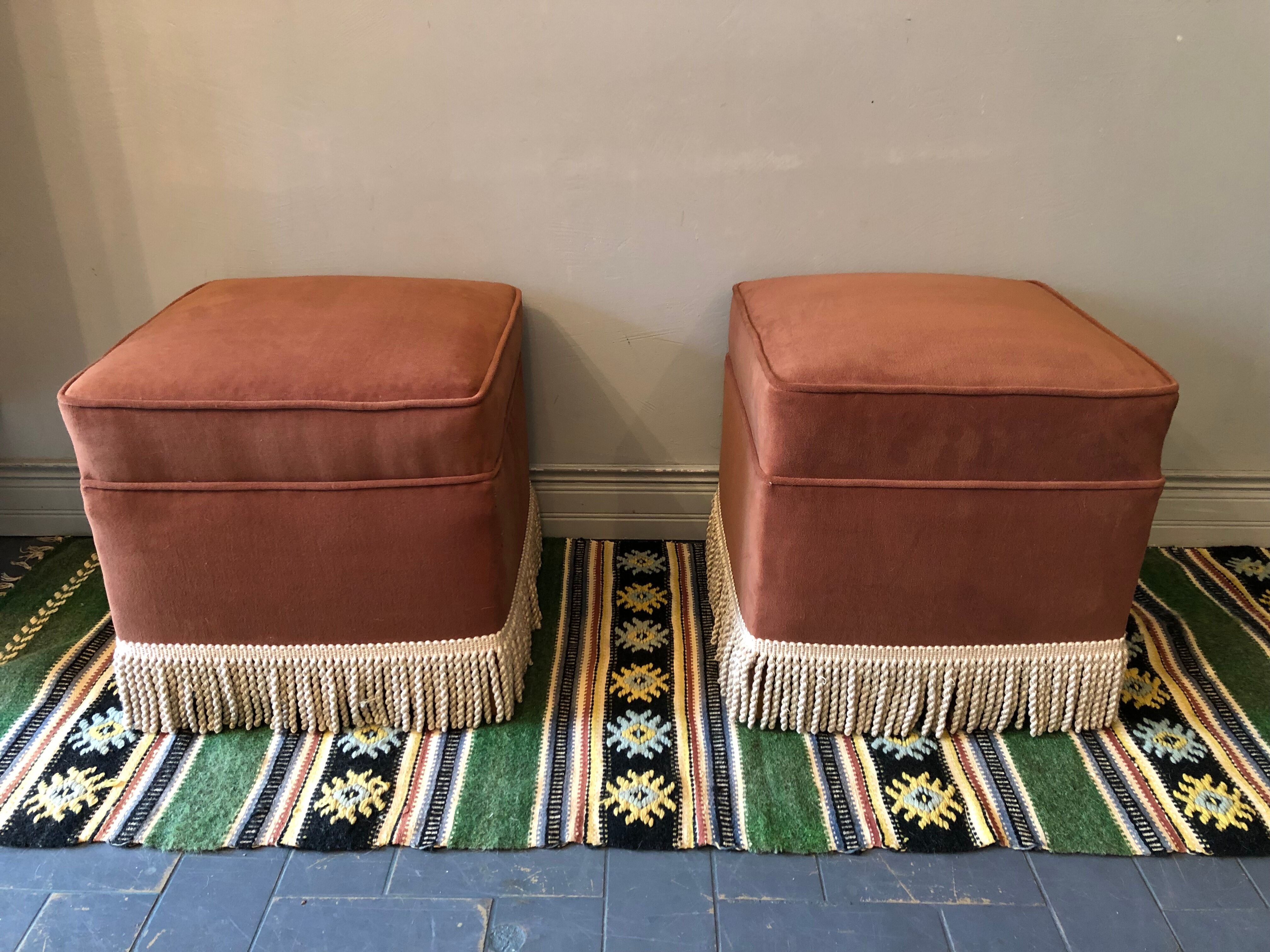 Duo of old pink poufs with fringes