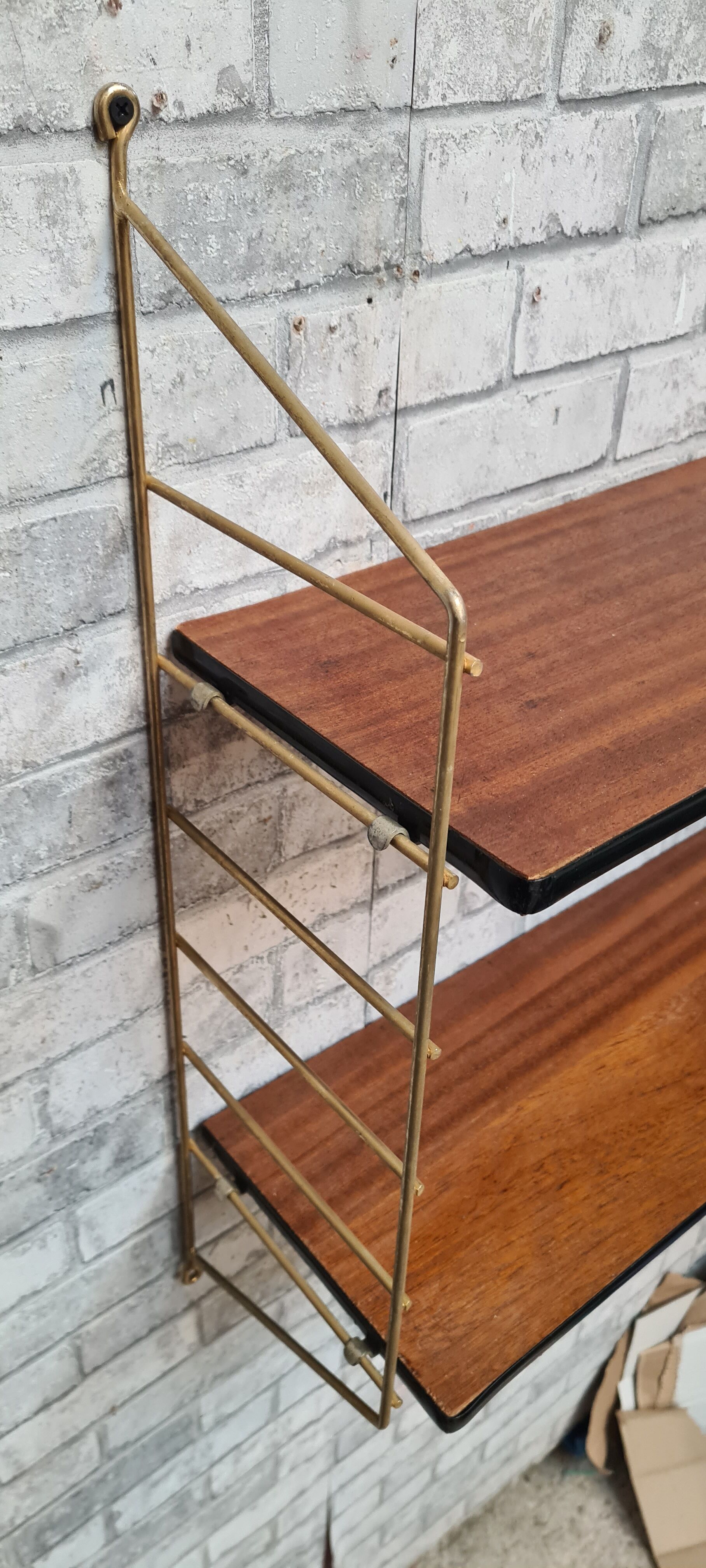 Shelf 1950 has 70 gold uprights and and plating shelf with black plastic border,