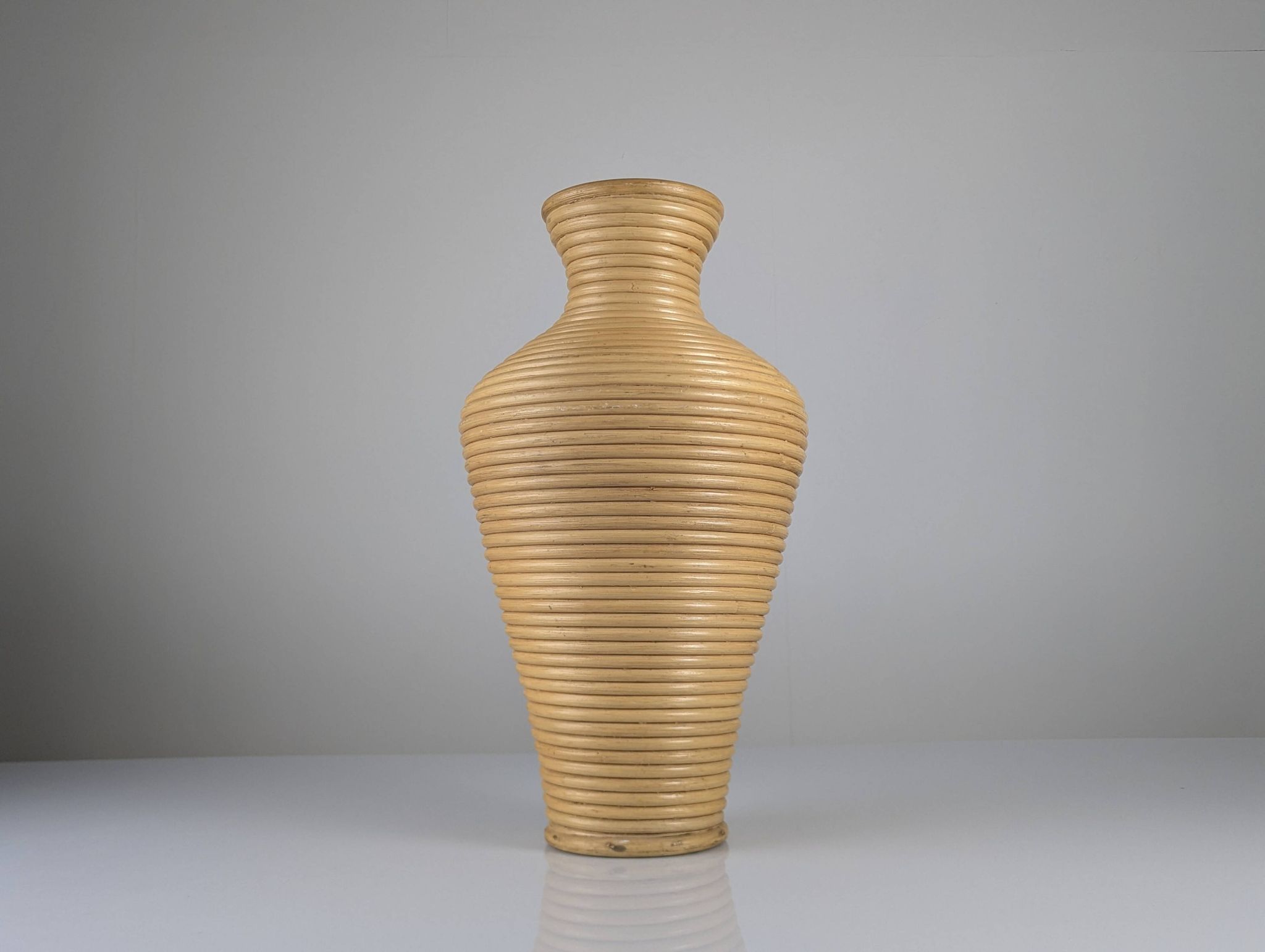 Grand vase de sol en rotin tressé, années 1970