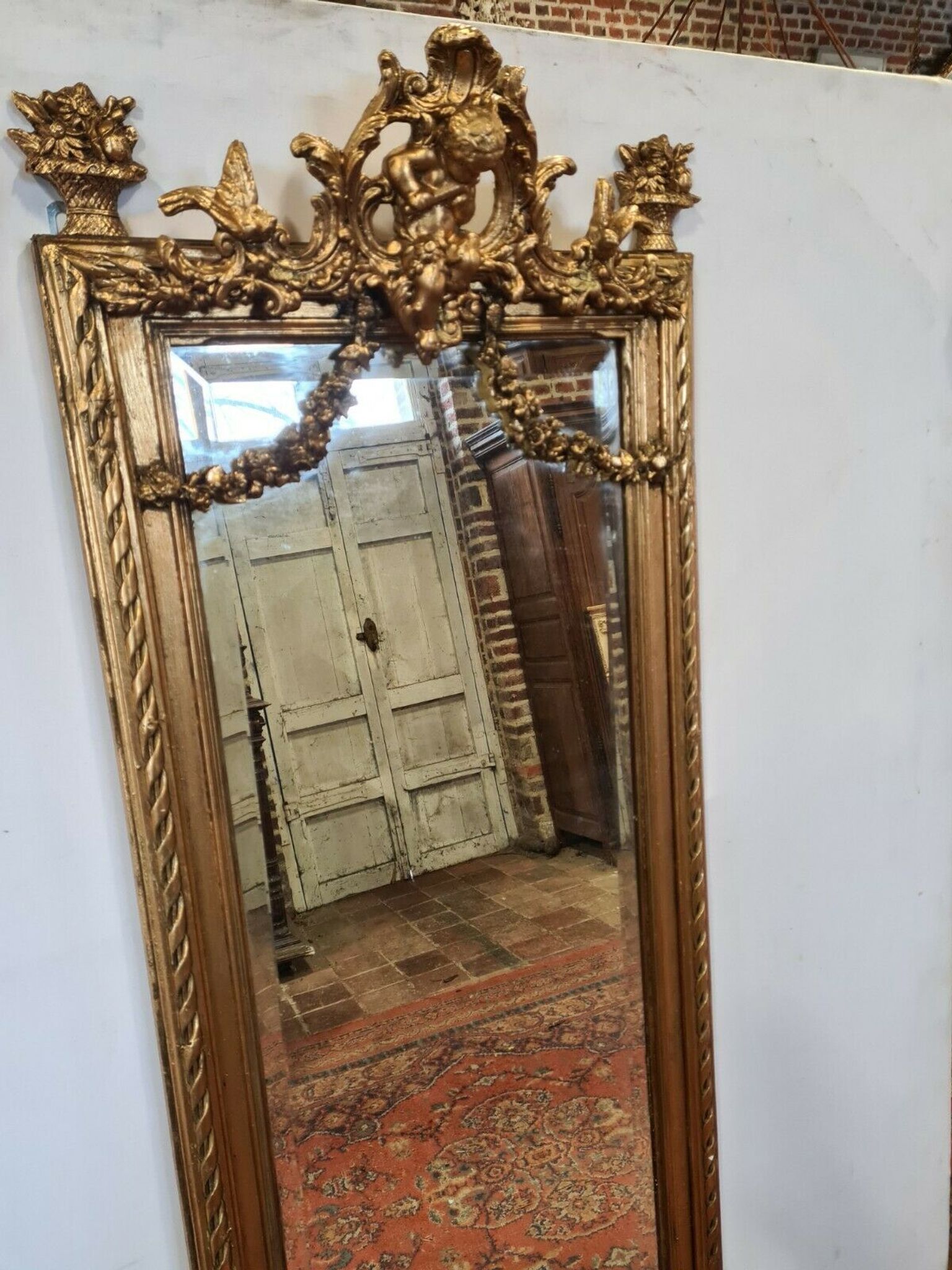Miroir avec un ange en bois doré et stuc 166x61cm