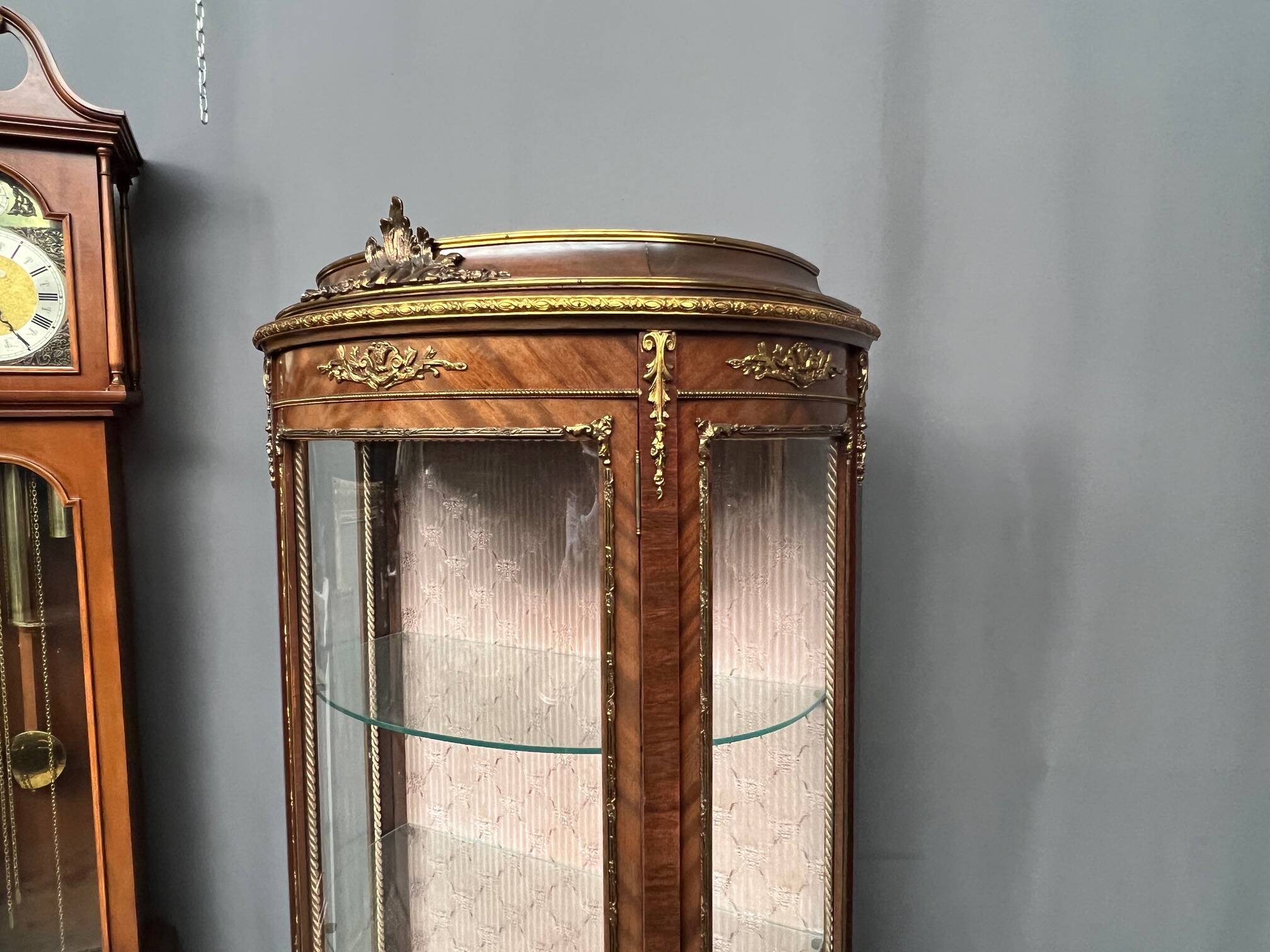 Vitrine de style Martin. Peinte à la main, placage en palissandre, décoration en bronze.