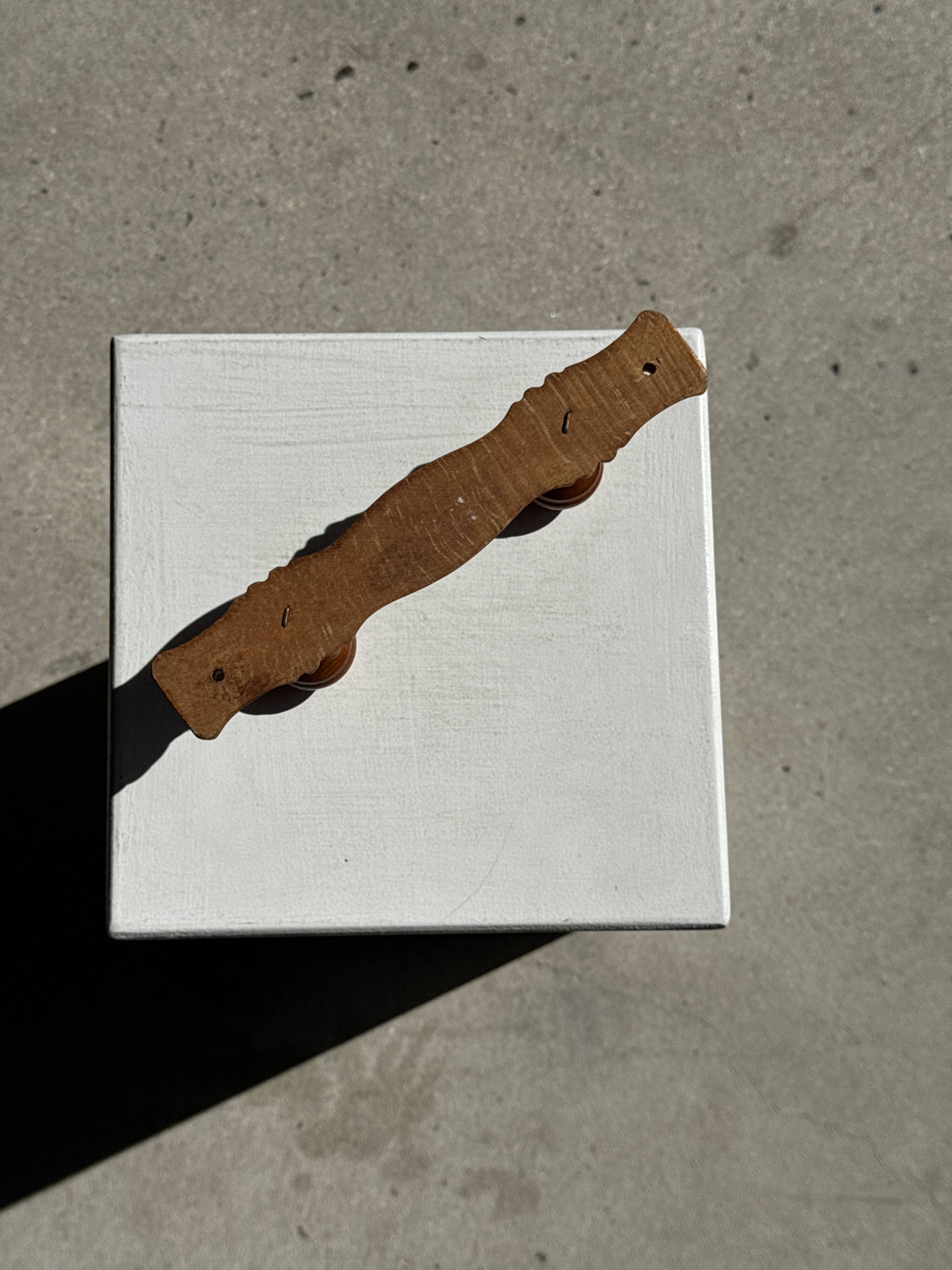 Small coat hook with two round flat button pegs in pine H8.