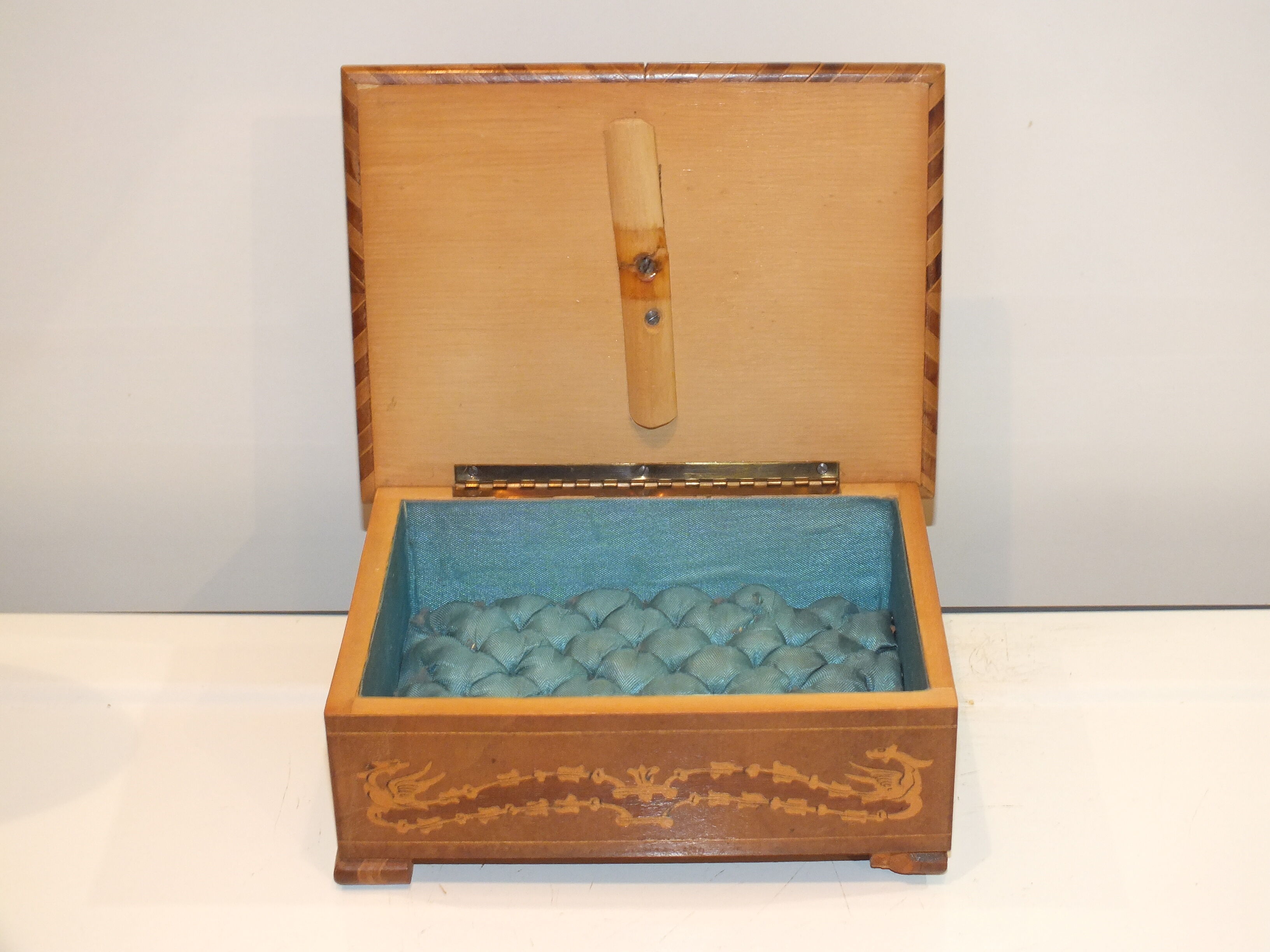 Ancien coffret à bijoux capitonné en marqueterie