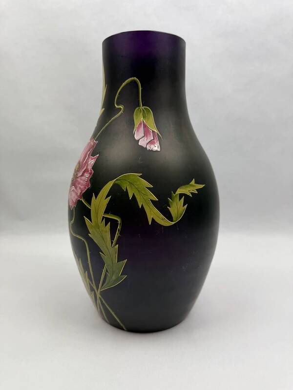 Vase Art Nouveau en verre émaillé violet décor de pavots, Poschinger vers 1900