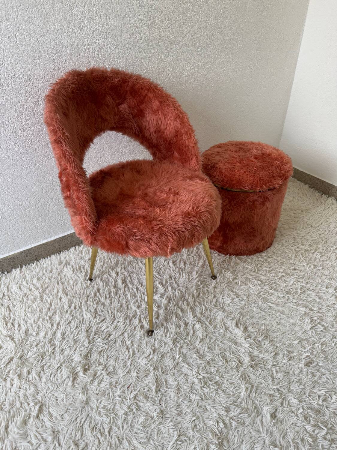 Chaise et pouf moumoute années 70