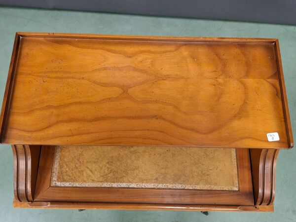 Petite table de salon style Louis XV – bois verni & sabot régulé