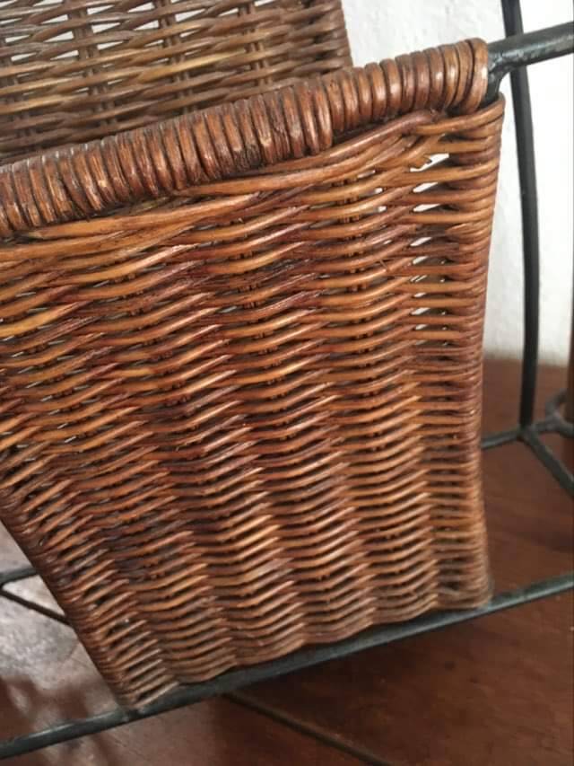 Porte-revues vintage en osier et bois