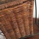 Porte-revues vintage en osier et bois