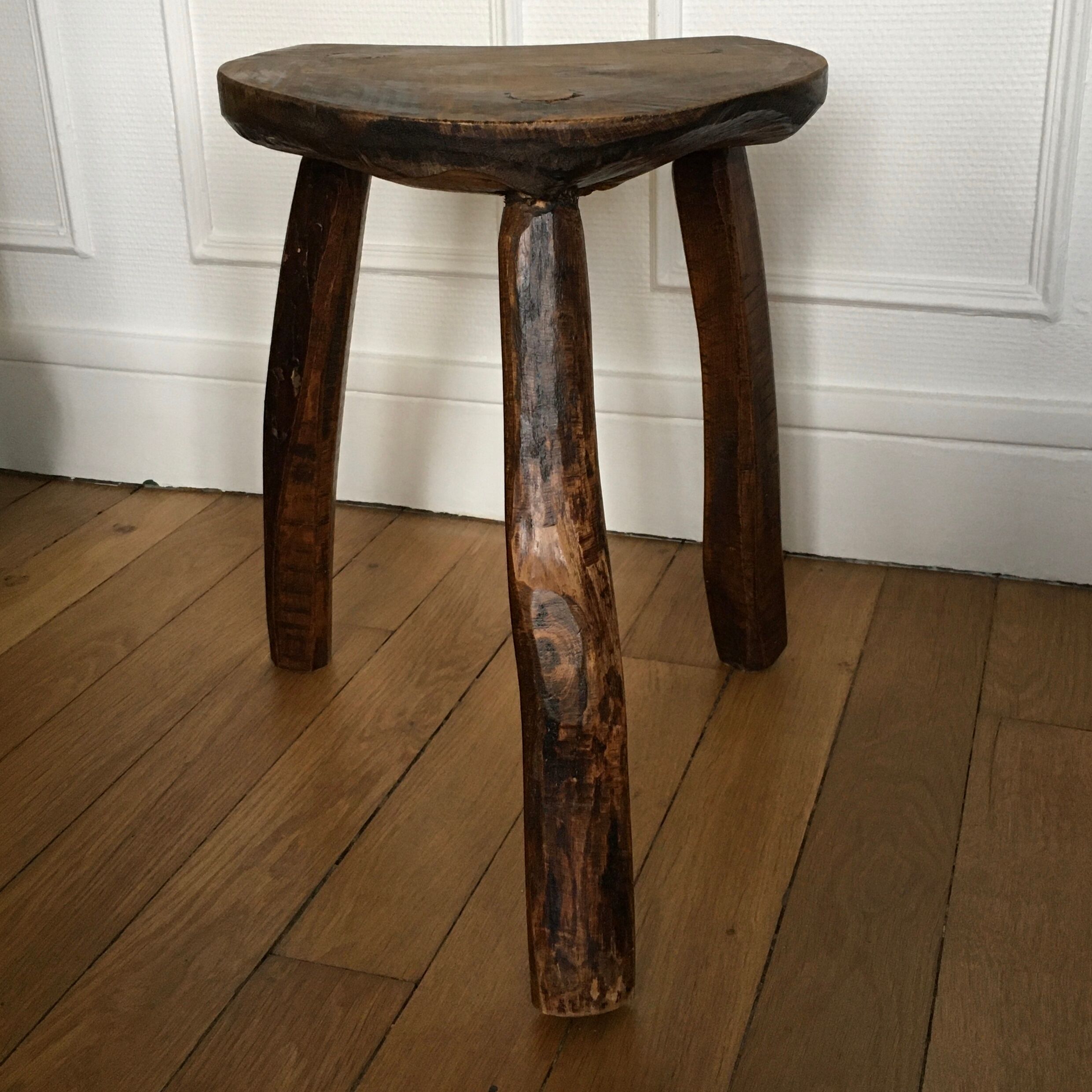 Tabouret brutaliste tripode