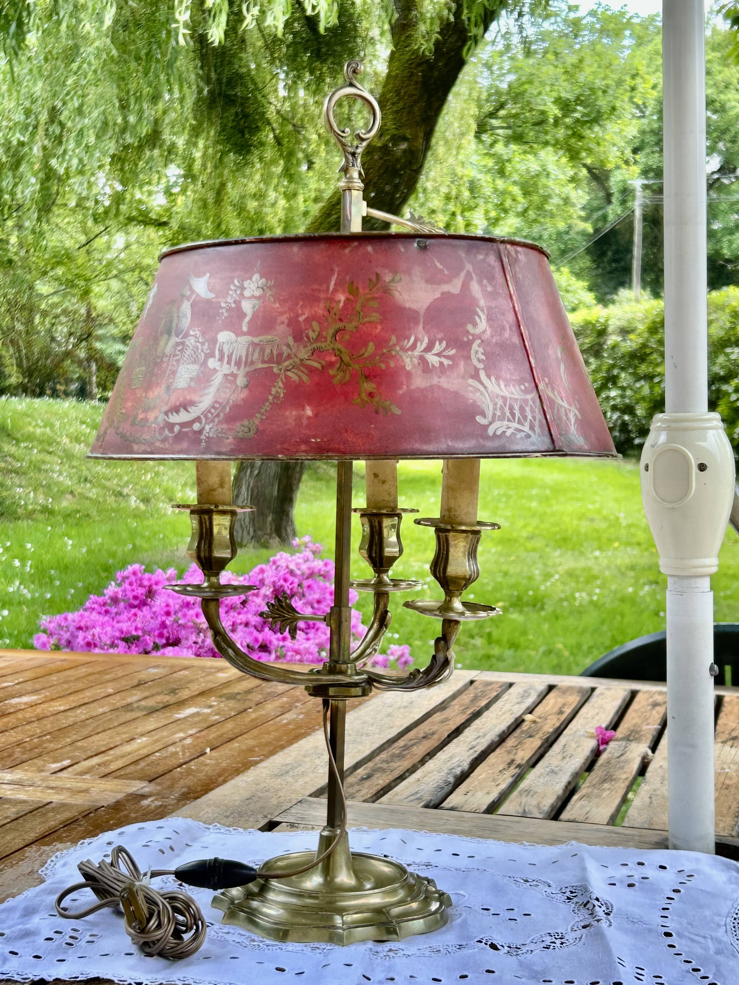Bronze-gilt bouillotte lamp XIXth century with a tin shade featuring Japonese decoration.