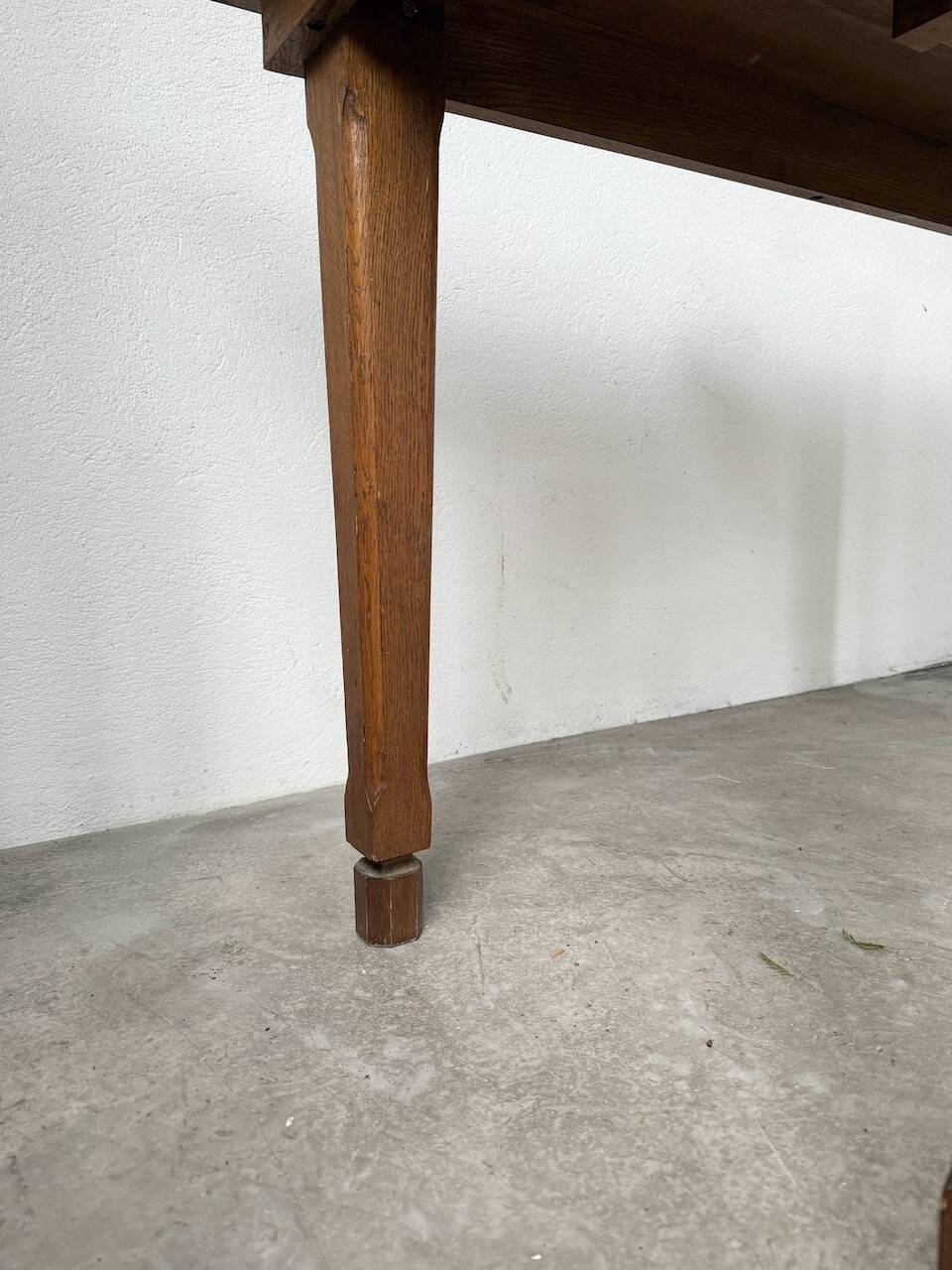 Extendable farmhouse table in oak