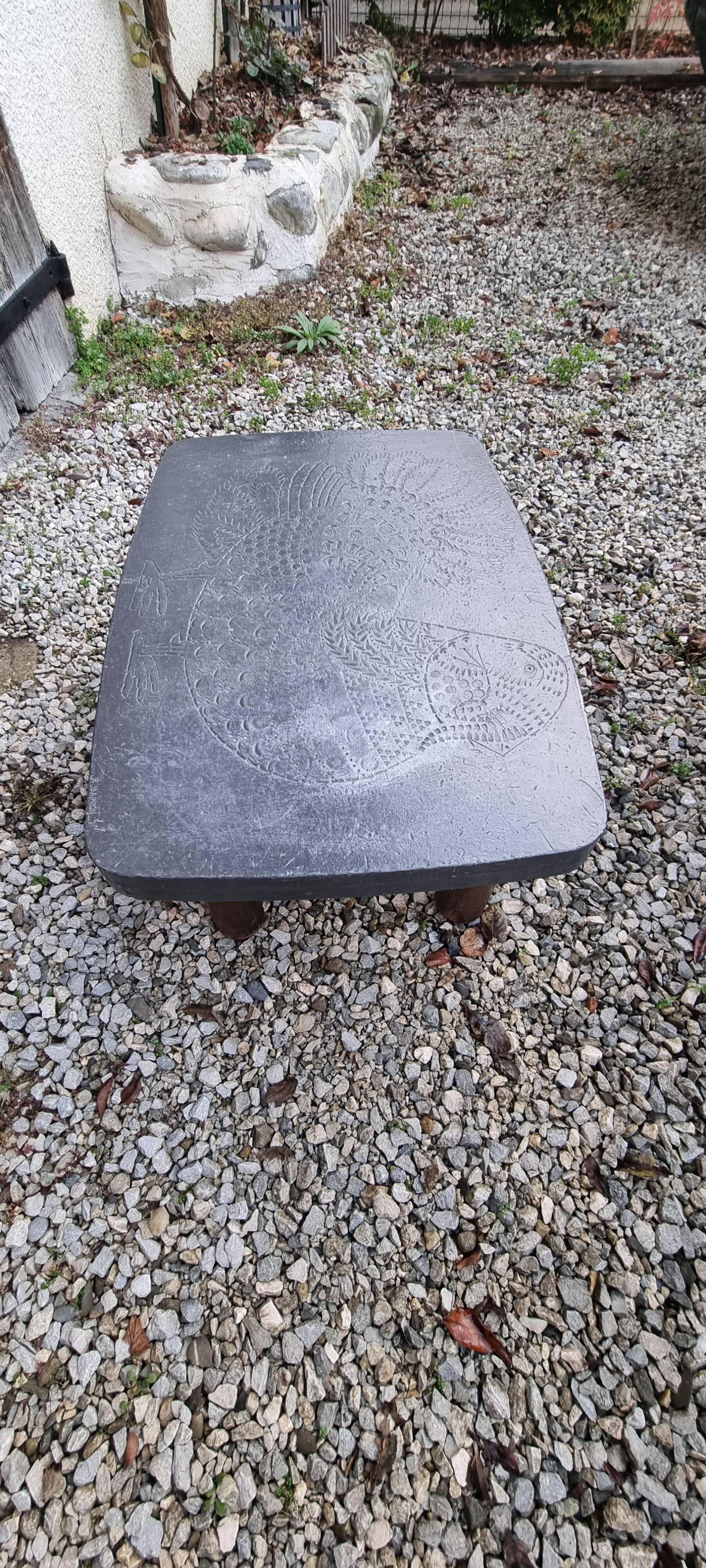 Table basse signée Roger Capron. (1922 - 2006)