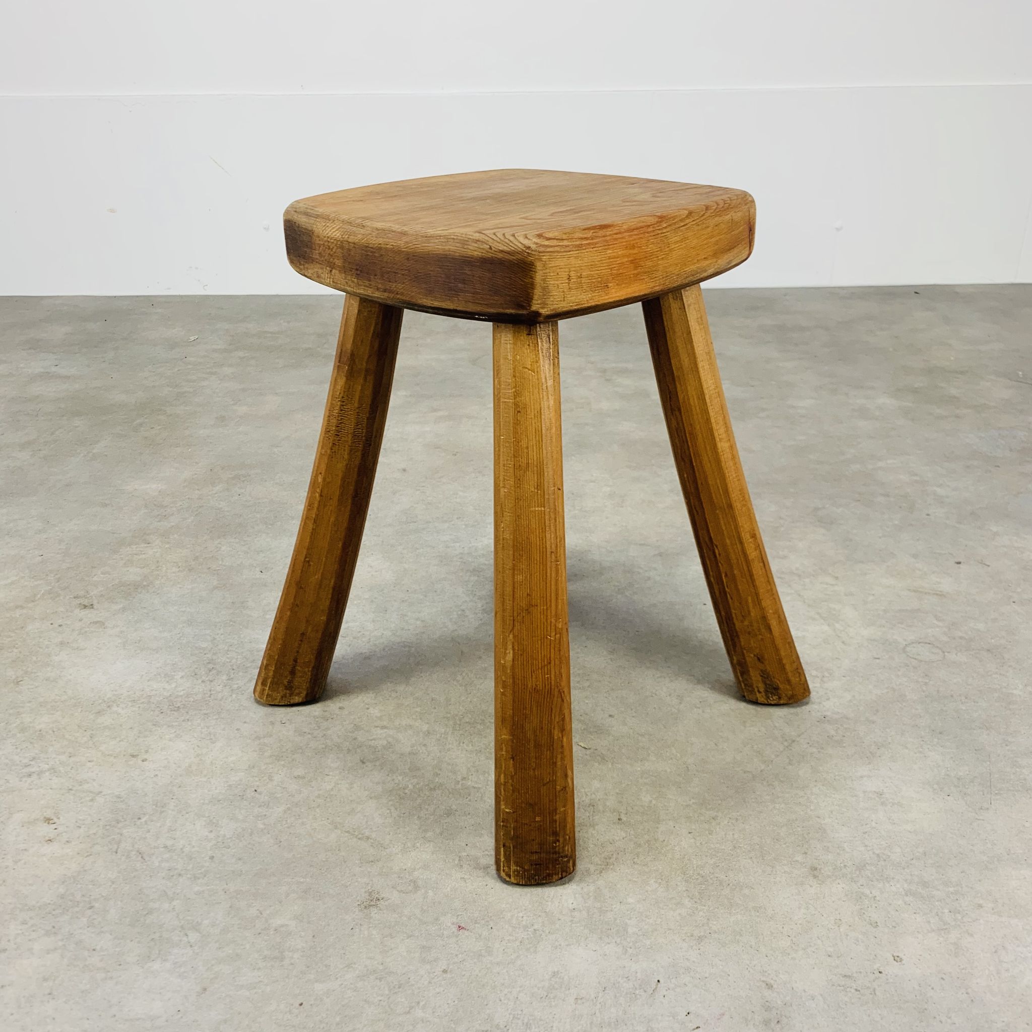 Tabouret brutaliste bois massif déco chalet
