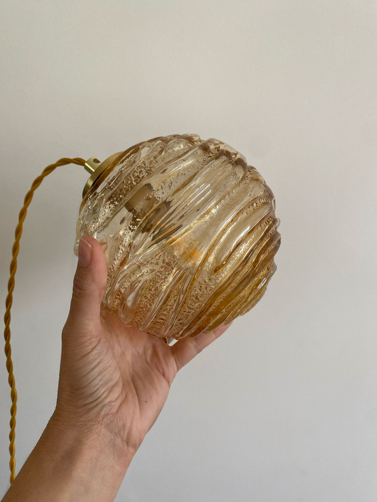 Baladeuse globe vintage en verre ambré 
