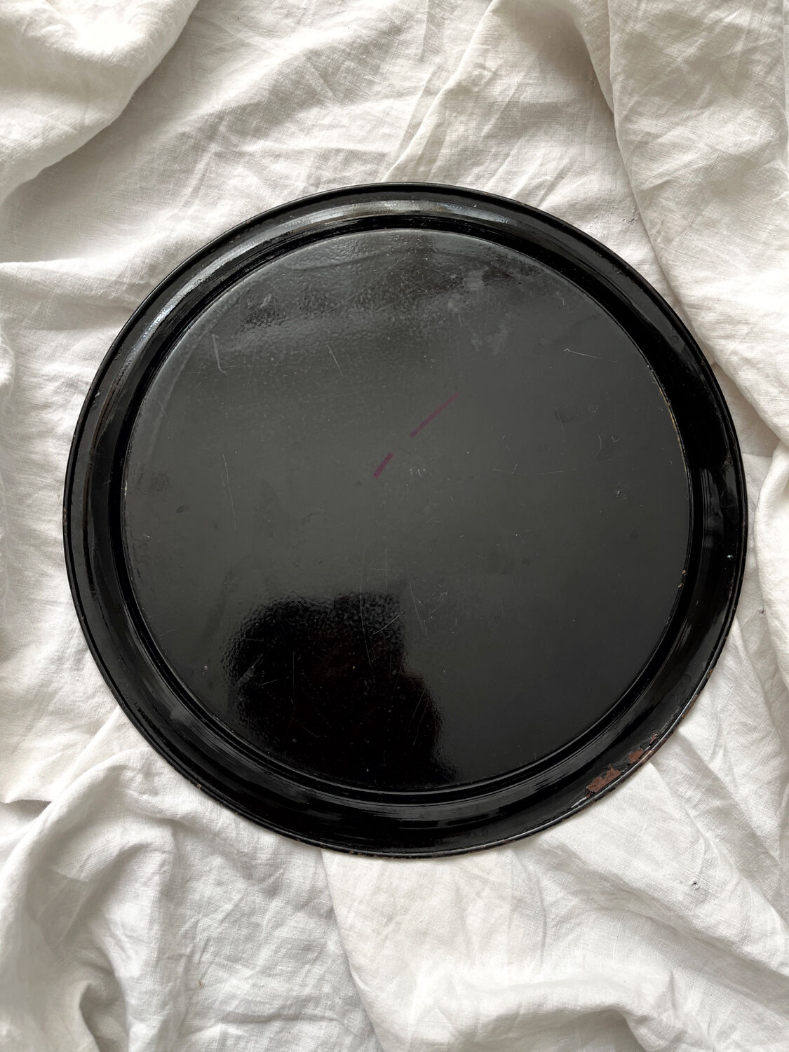 Round black metal tray with vintage flowers
