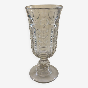 Vase en verre moulé