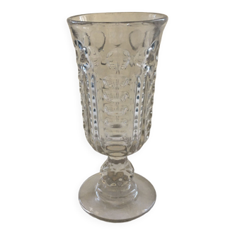 Vase en verre moulé