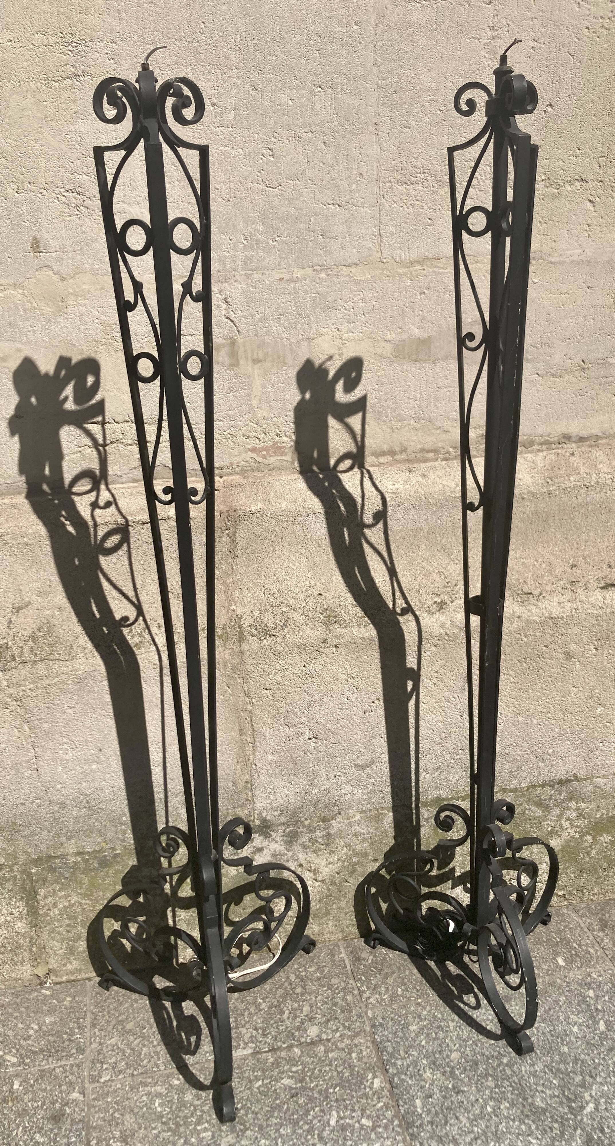 Paire de pieds de lampe en fer forgé