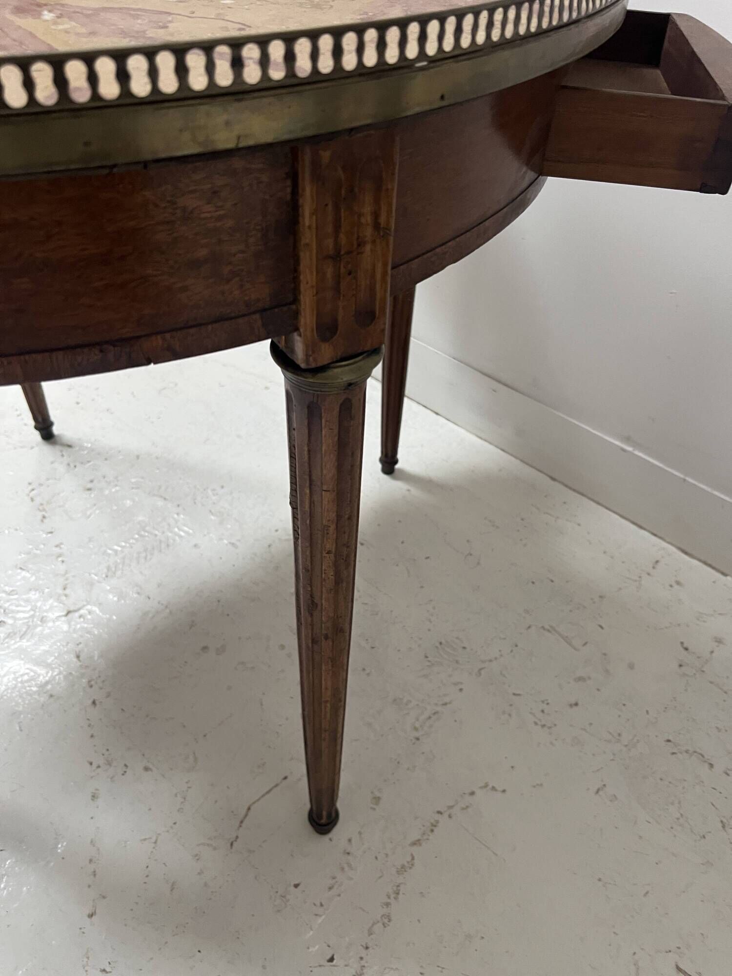 Louis XVI style bouillotte table in veneered wood, 20th century.