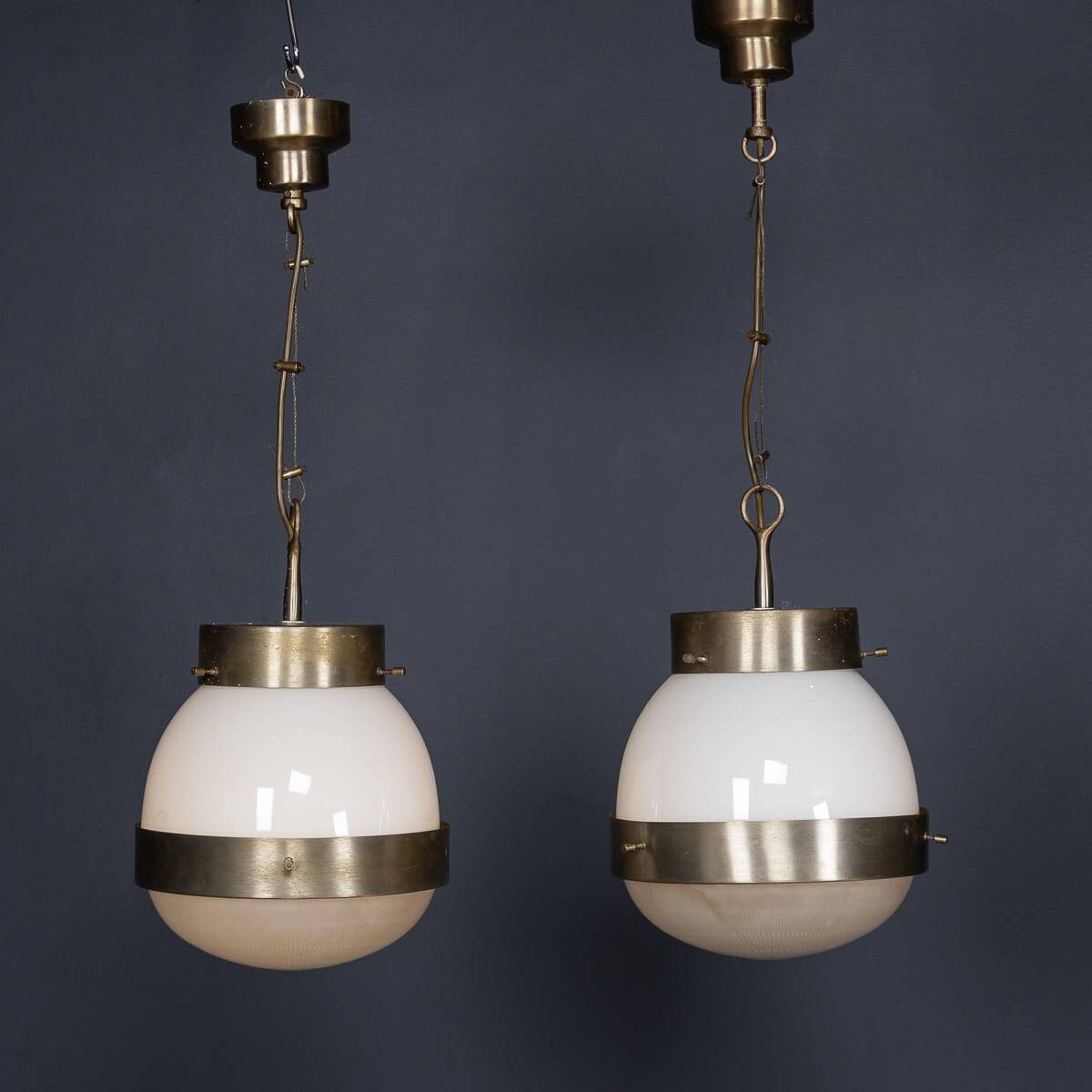 Paire de suspensions en opaline "Delta" italienne des années 1960 par Sergio Mazza.