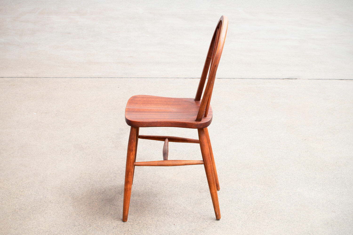 Série de 4 chaises scandinaves à dossier baton 1960
