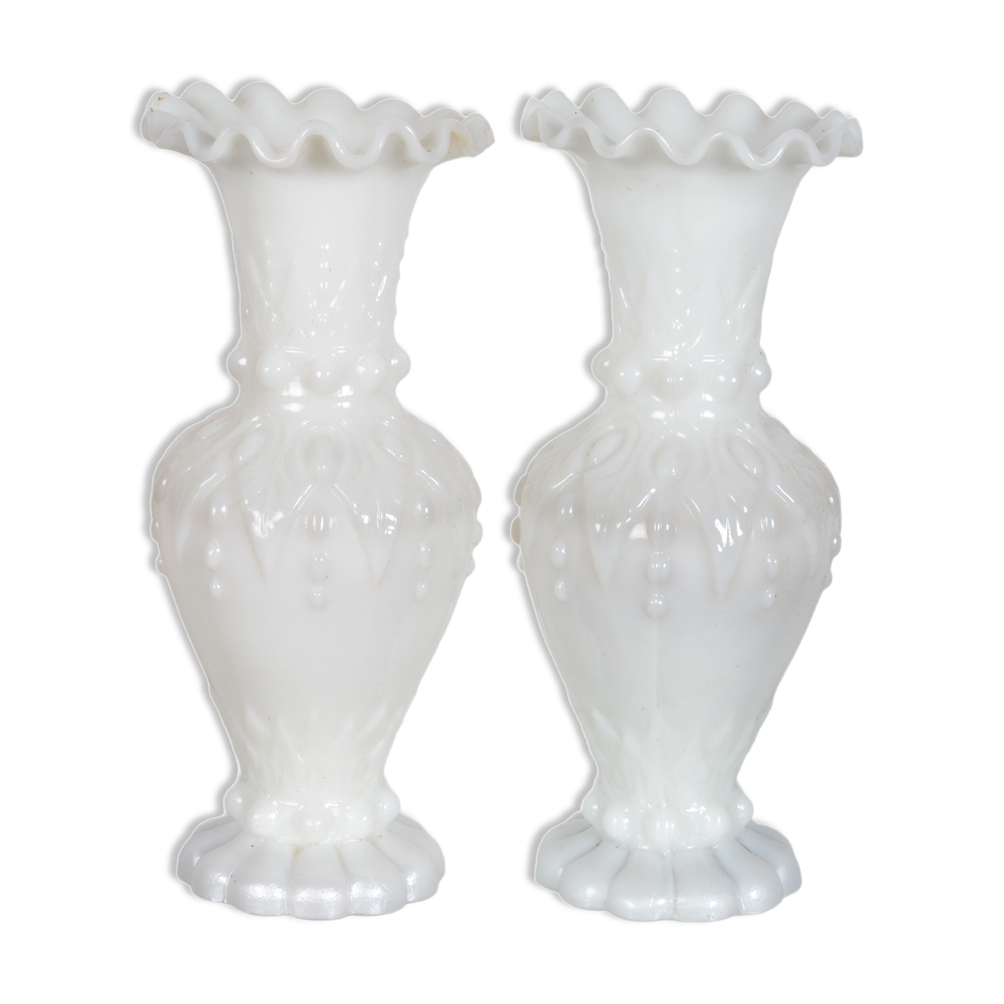 Vases baroques en opaline blanc